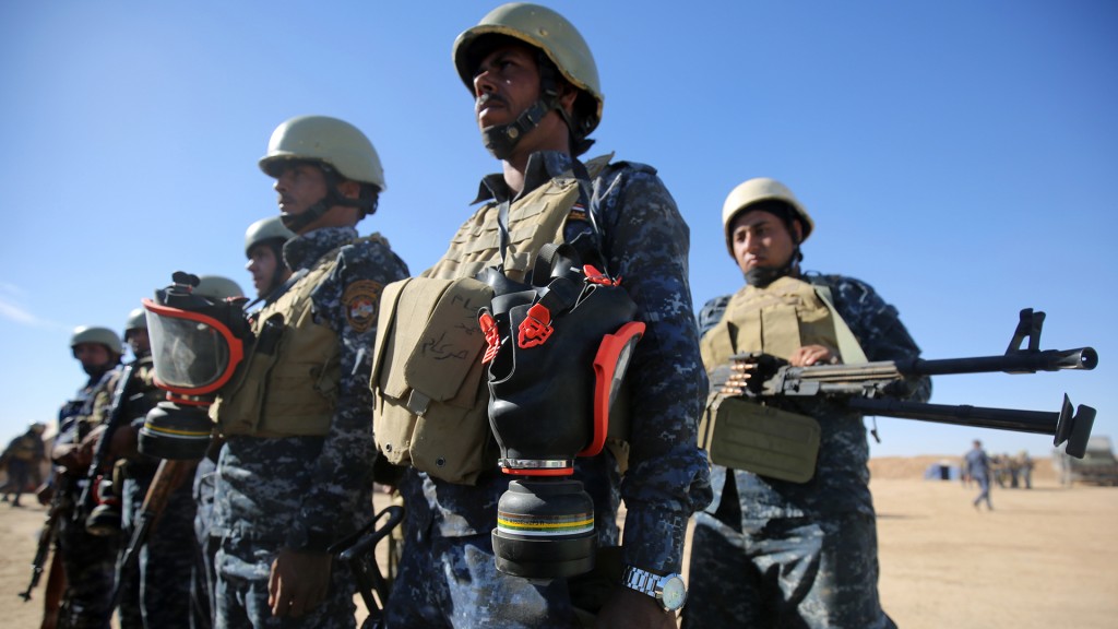 Policía Federal iraquí con máscaras de gas listas para la batalla (AFP)