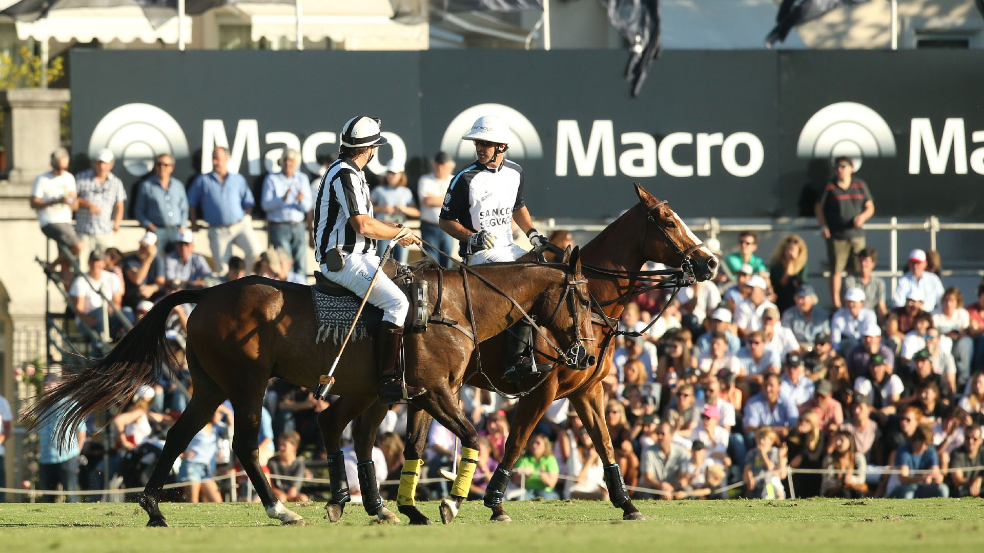 Dentro del campo de polo, al lado de los palcos VIP, Macro tuvo un espacio exclusivo para sus mejores clientes Macro Selecta e invitados especiales, el cual tiene por objetivo brindar momento inolvidables y experiencias únicas, teniendo cerca a los mejores jugadores