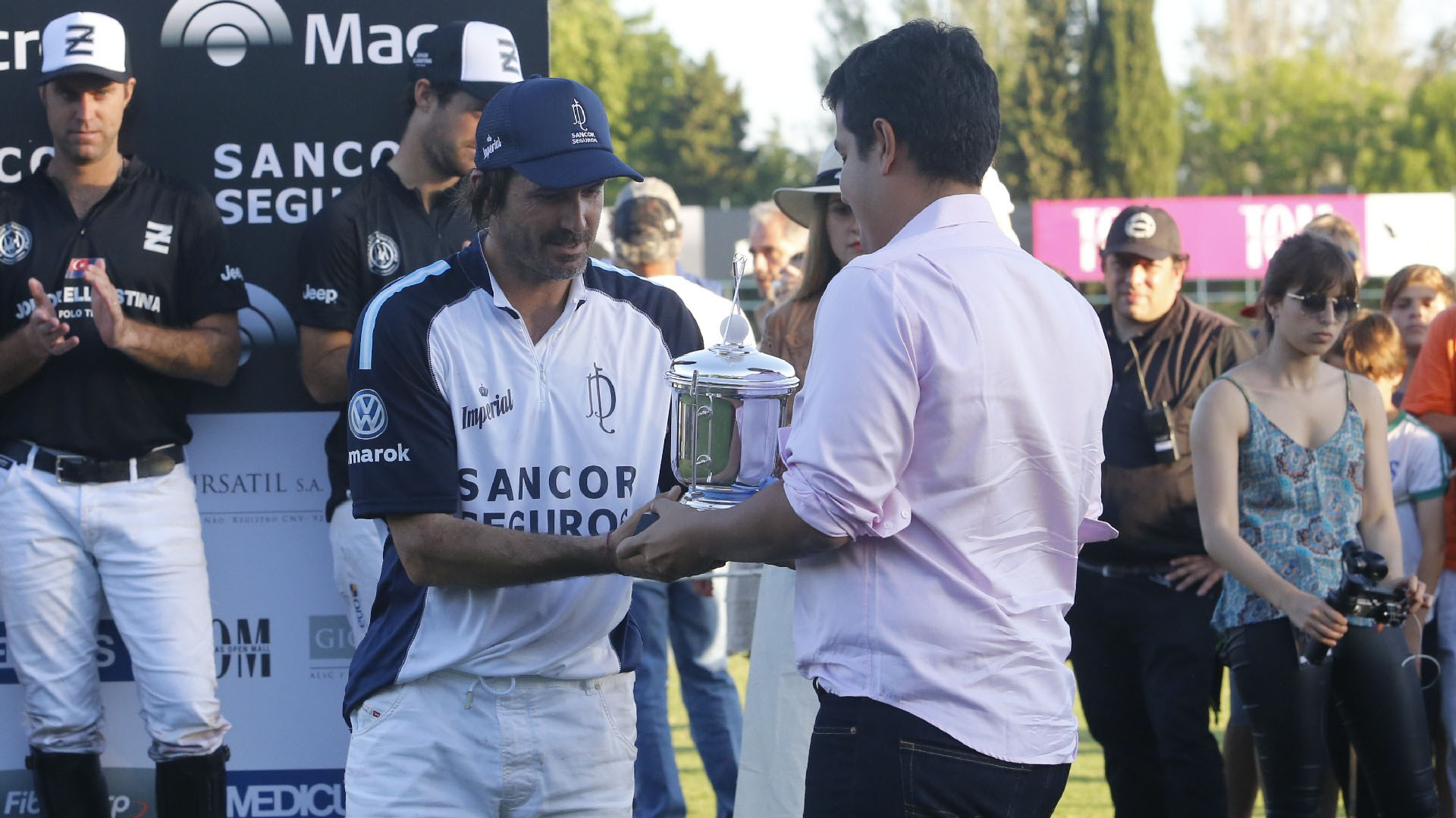 Santiago Brito le entrega la copa del Banco Macro a Adolfo Cambiaso