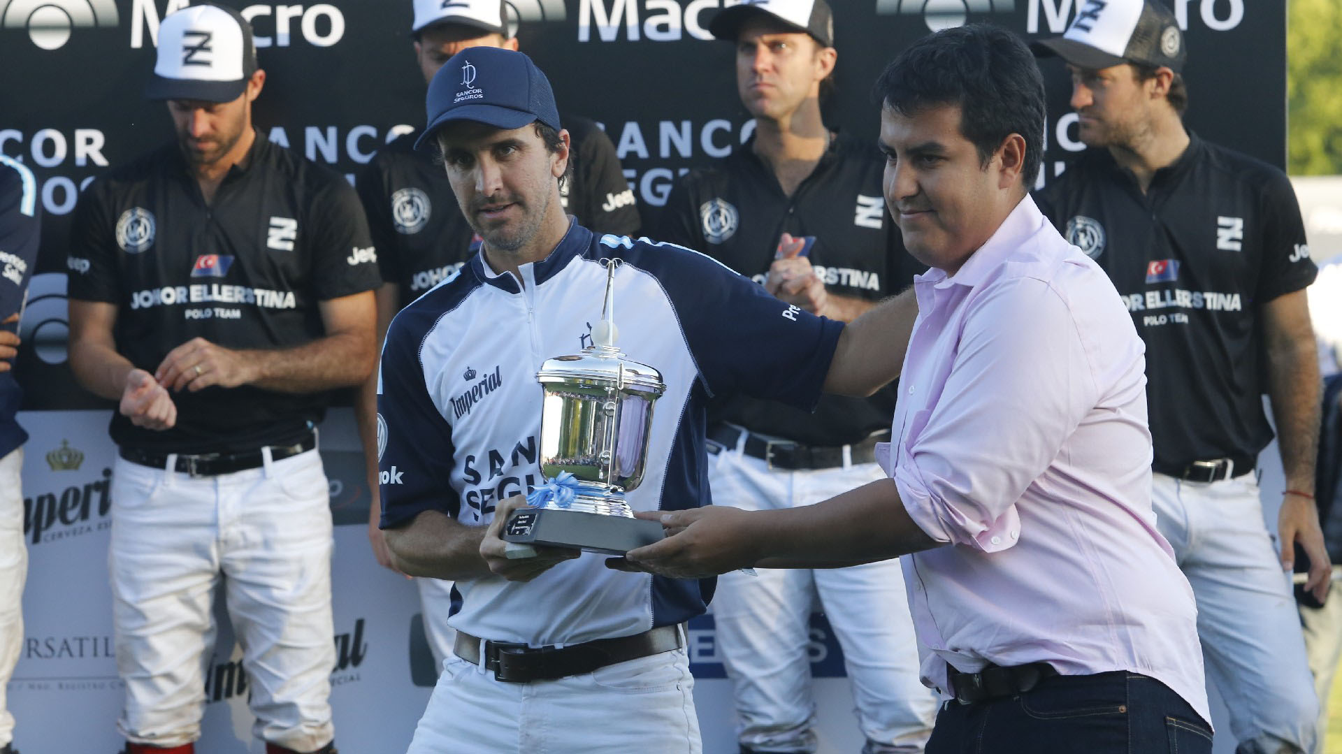 Santiago Brito, gerente divisional de Banco Macro, entregó una copa a cada integrante del equipo ganador, en nombre del Banco. En la foto, posa junto a Pablo Mac Donough