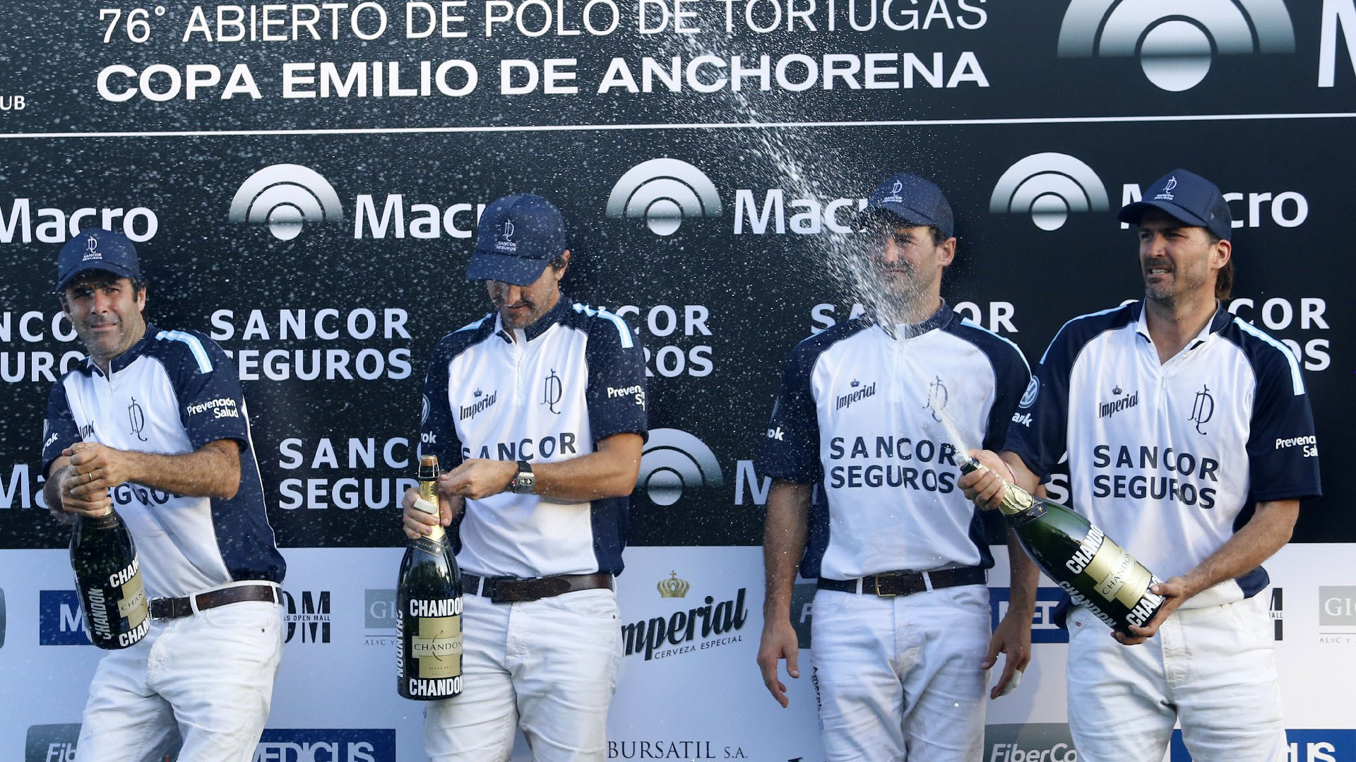 Banco Macro fue sponsor oficial del Campeonato Abierto de Polo del Tortugas Country Club – Gran Premio Macro. Se trató del primer torneo de la Triple Corona de la temporada argentina 2016 y el de mayor promedio de handicap del mundo /// Fotos: Nicolás Aboaf y Grupo Mass