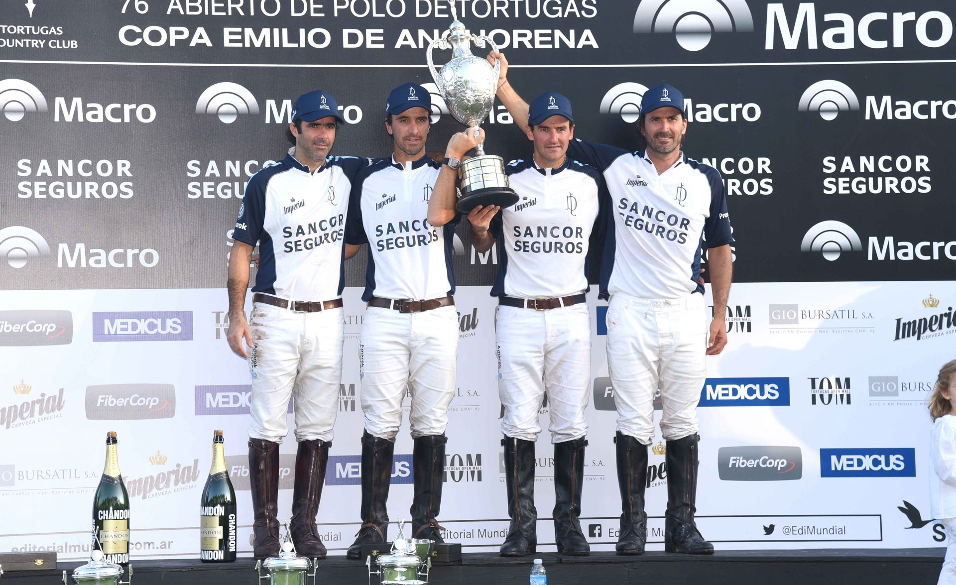 Los integrantes de La Dolfina con la copa de la victoria: Juan Martín Nero, Pablo Mac Donough, David Stirling y Adolfo Cambiaso