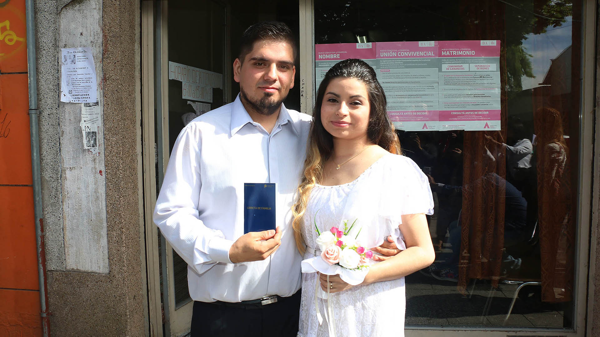 La pareja con la libreta de casamiento
