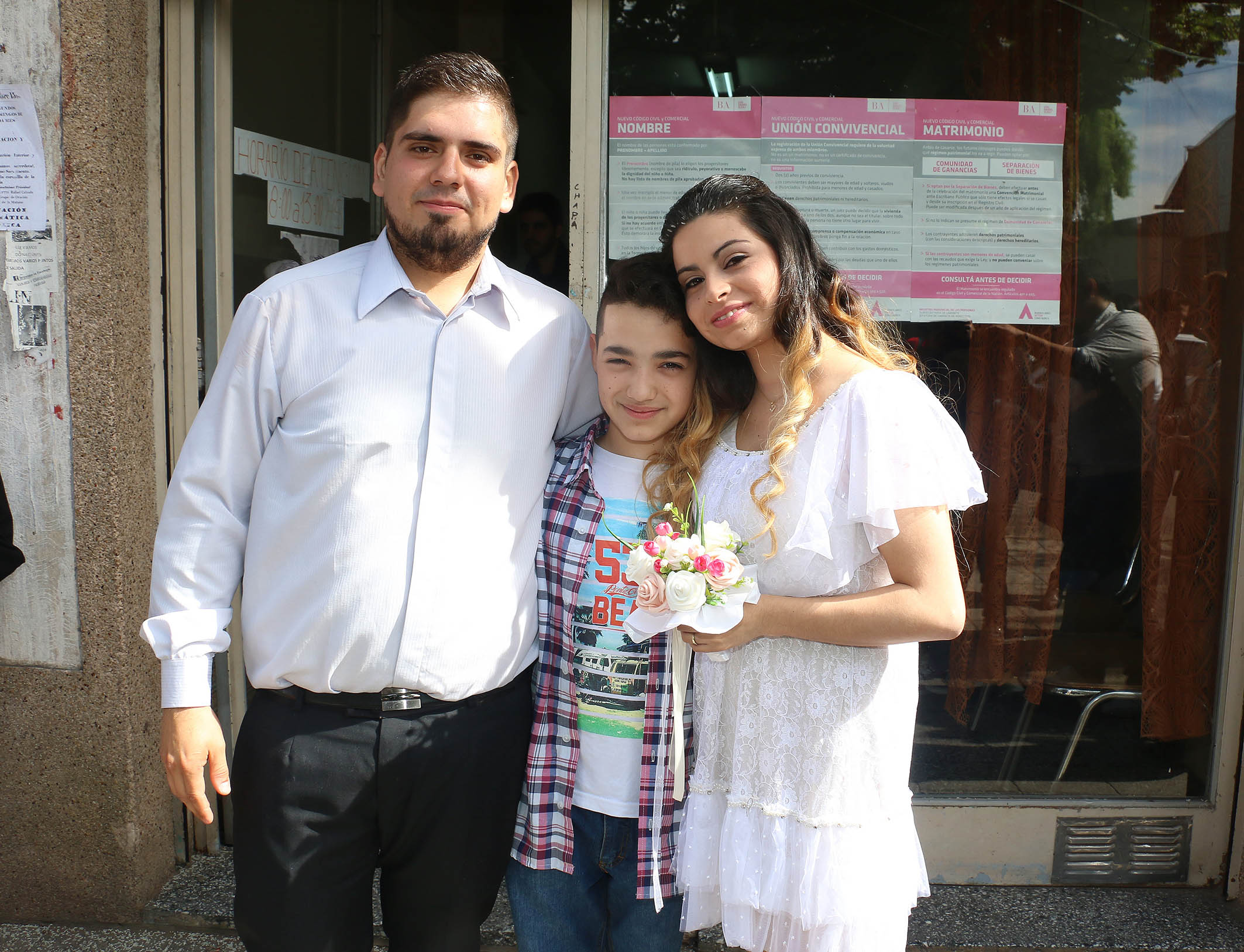 La pareja junto a Agustín, el hijo de Daniela