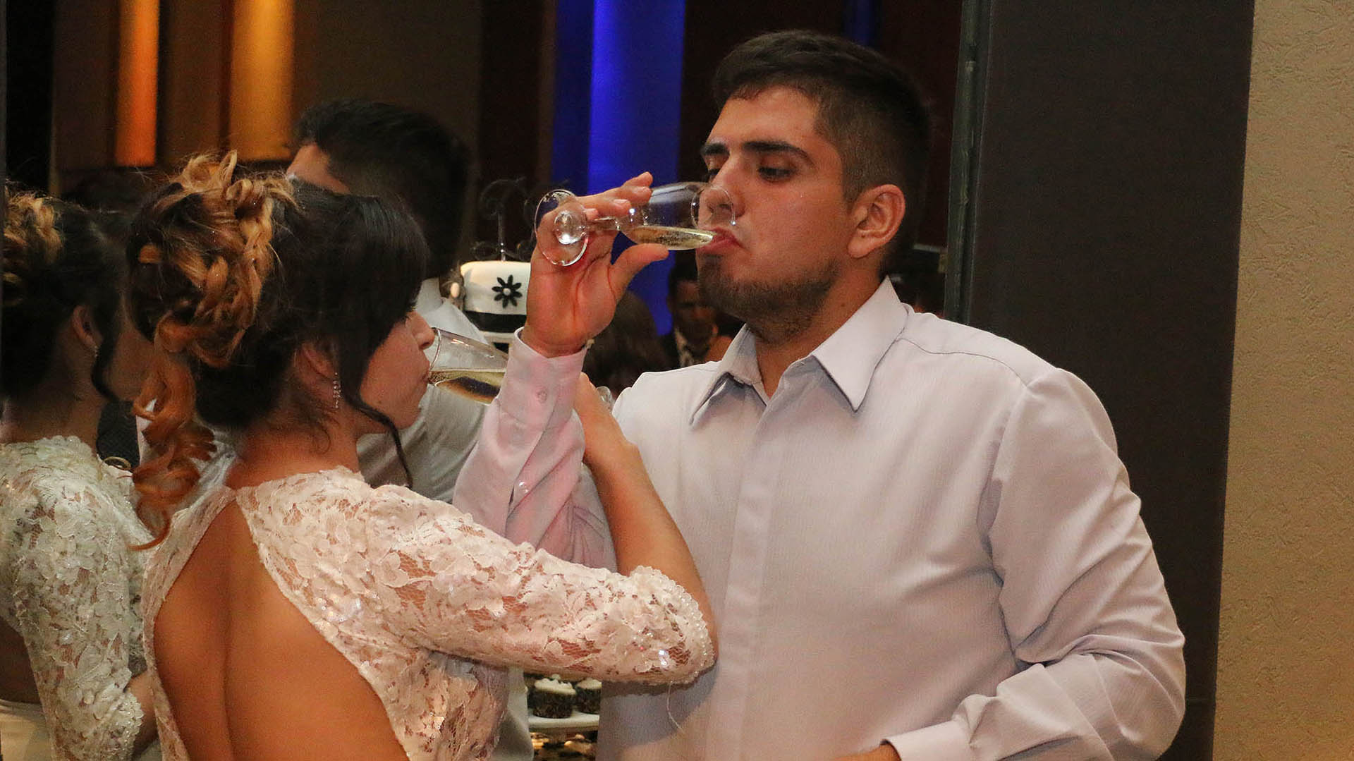 Los novios brindando