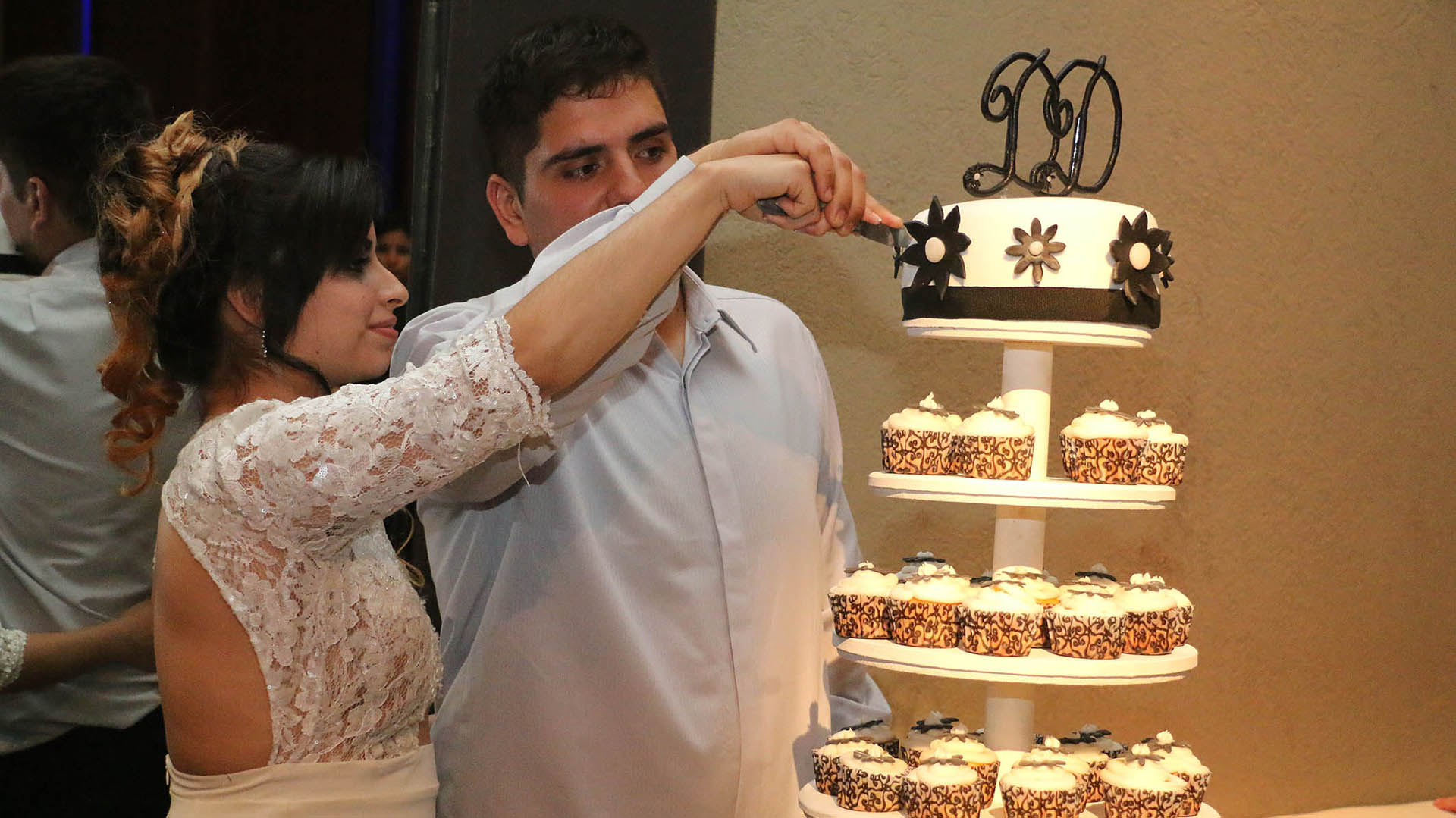 Diego y Daniela cortando la torta