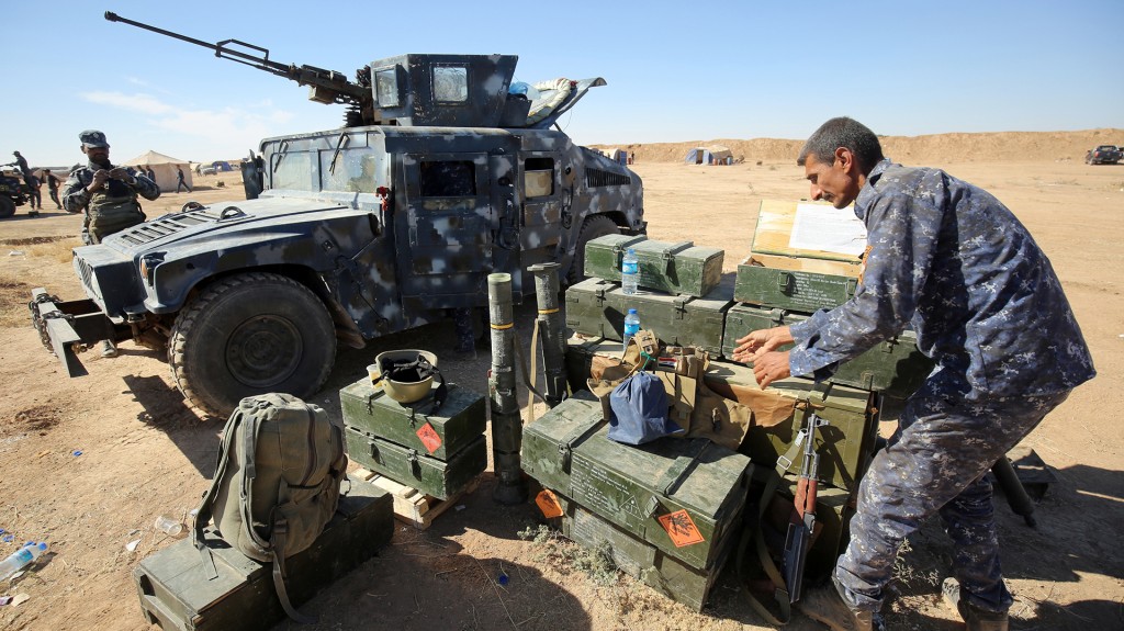 Un soldado iraquí prepara la artillería (AFP)