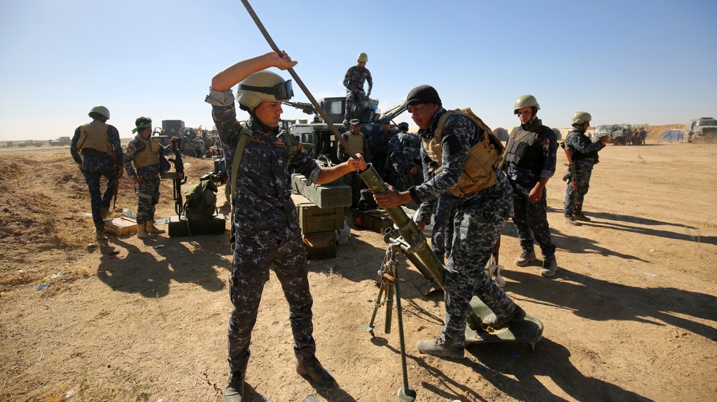 Fuerzas iraquíes arman un mortero para la Batalla de Mosul (AFP)