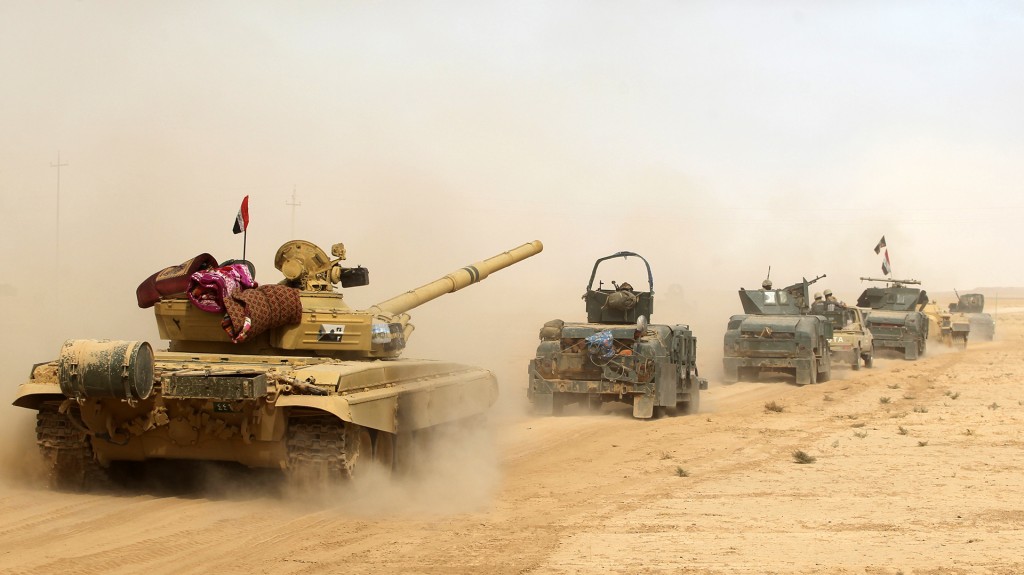 Los tanques iraquíes reciben el apoyo aéreo de la coalición internacional (AFP)
