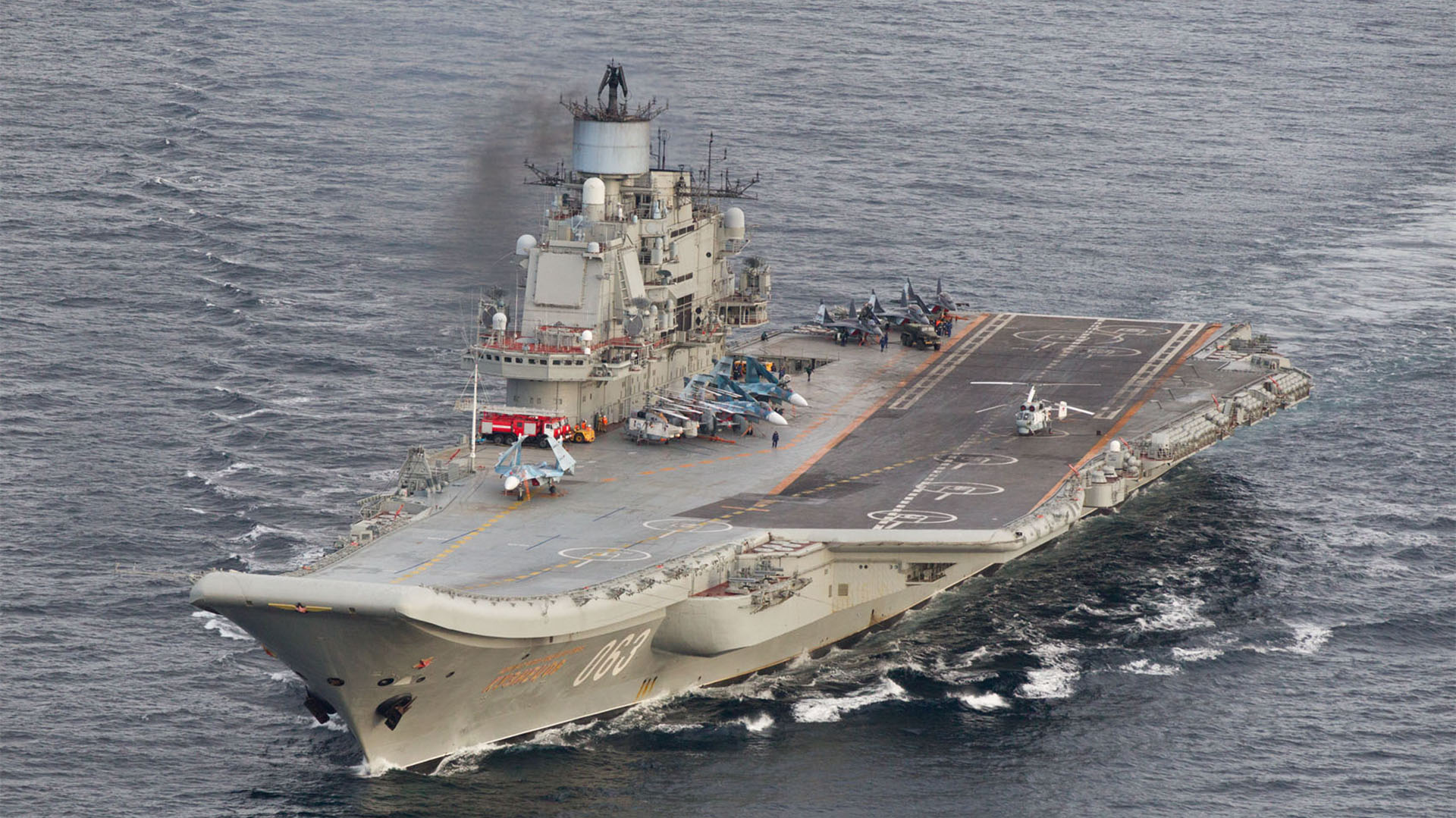 El portaaviones Almirante Kuznetsov es una de las embarcaciones más temibles del Kremlin. Lidera el convoy de barcos enviados por Rusia a su nueva base en Siria, sobre las costas del Mediterráneo (AFP)