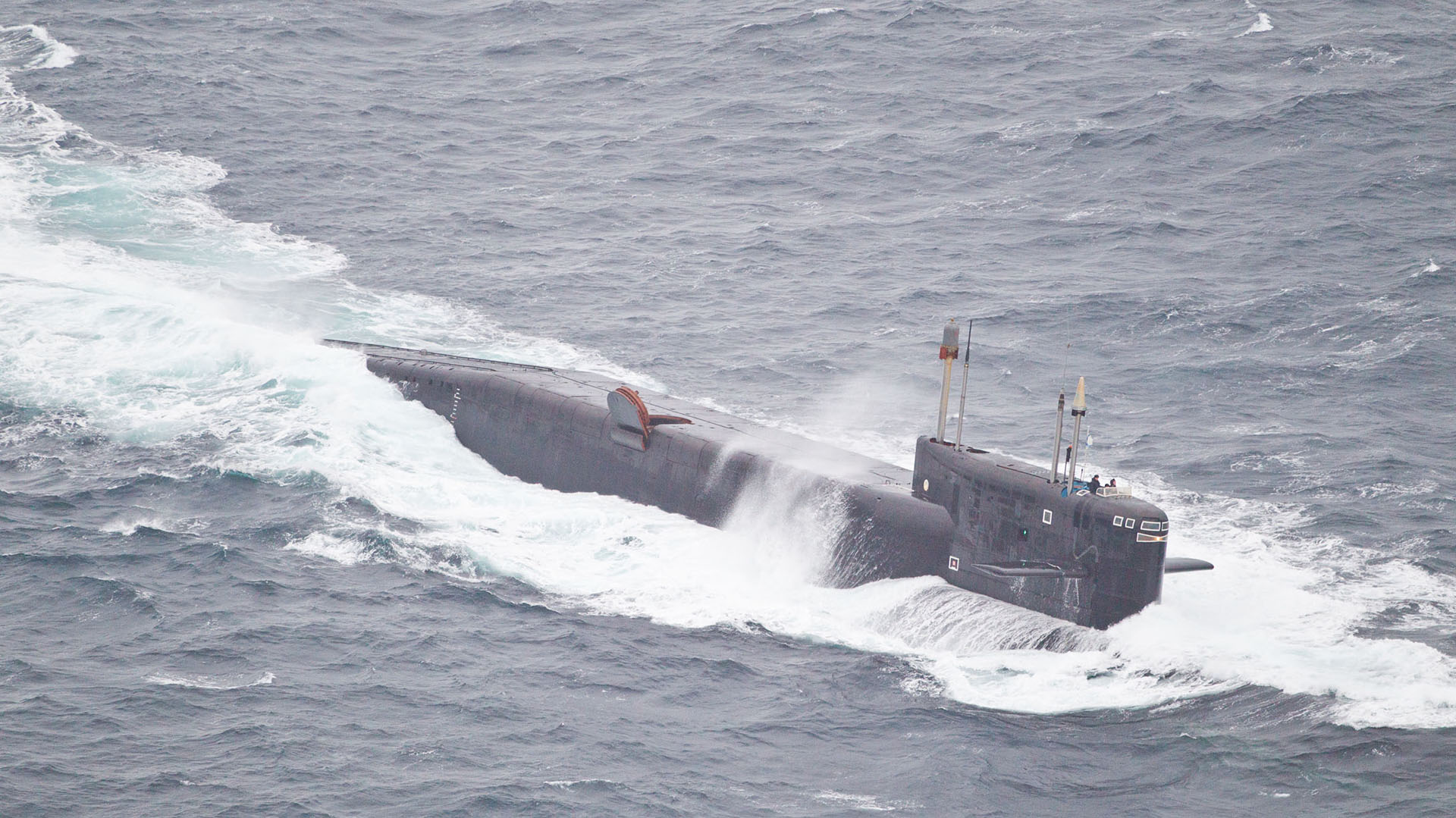 Un submarino nuclear también atravesará el Canal de la Mancha, lo que suma tensión a la relación de Rusia con el Reino Unido (AFP)