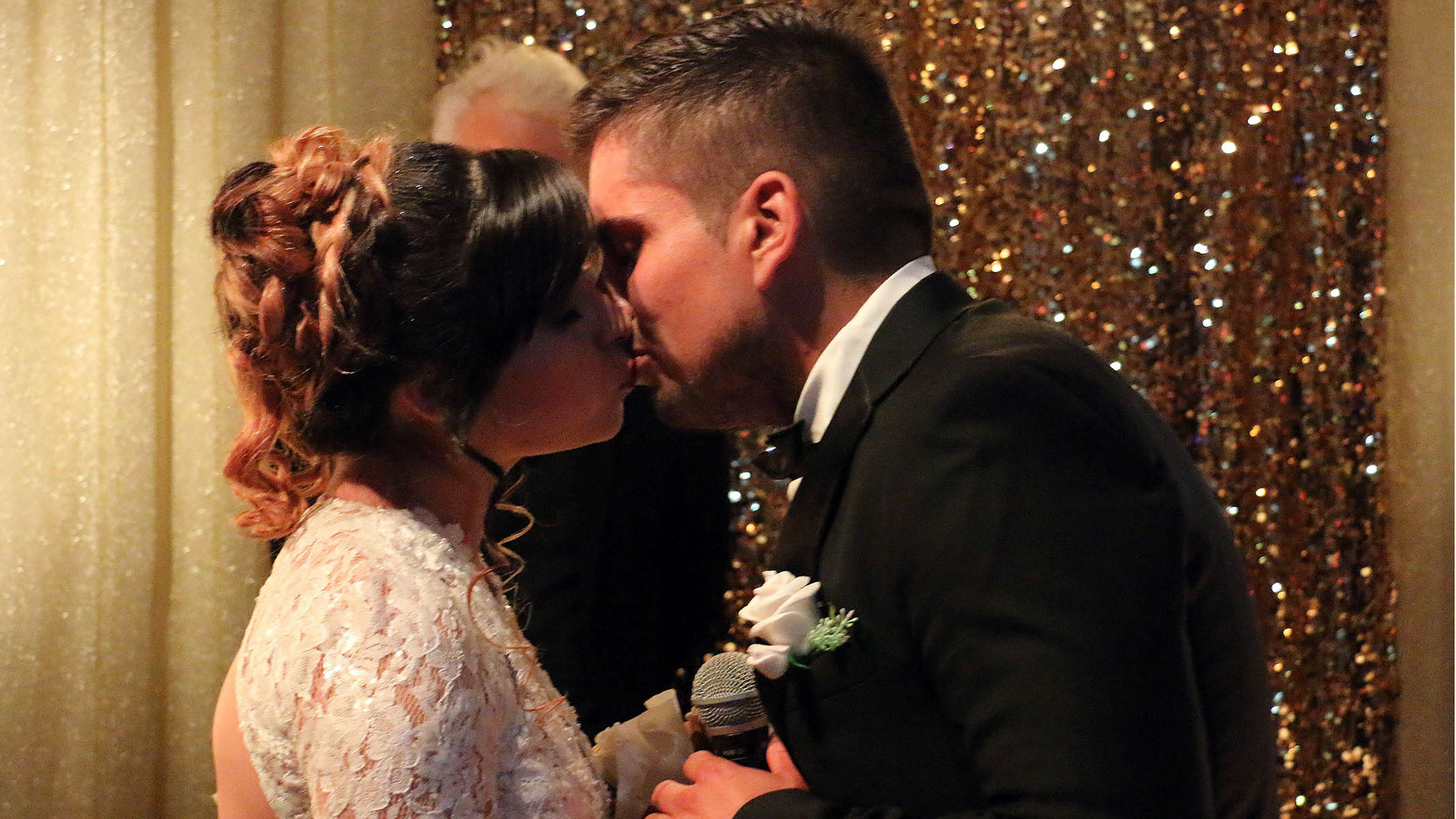 El beso romántico entre los novios