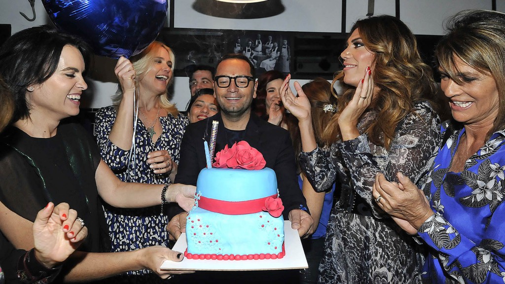 Fabián junto a sus amigas y amigos del medio