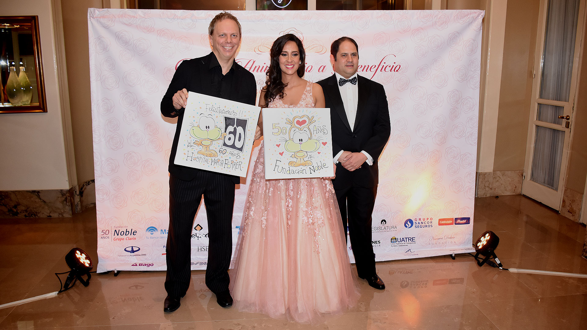 El caricaturista Nik junto a Vanesa y Felipe Noble Herrera