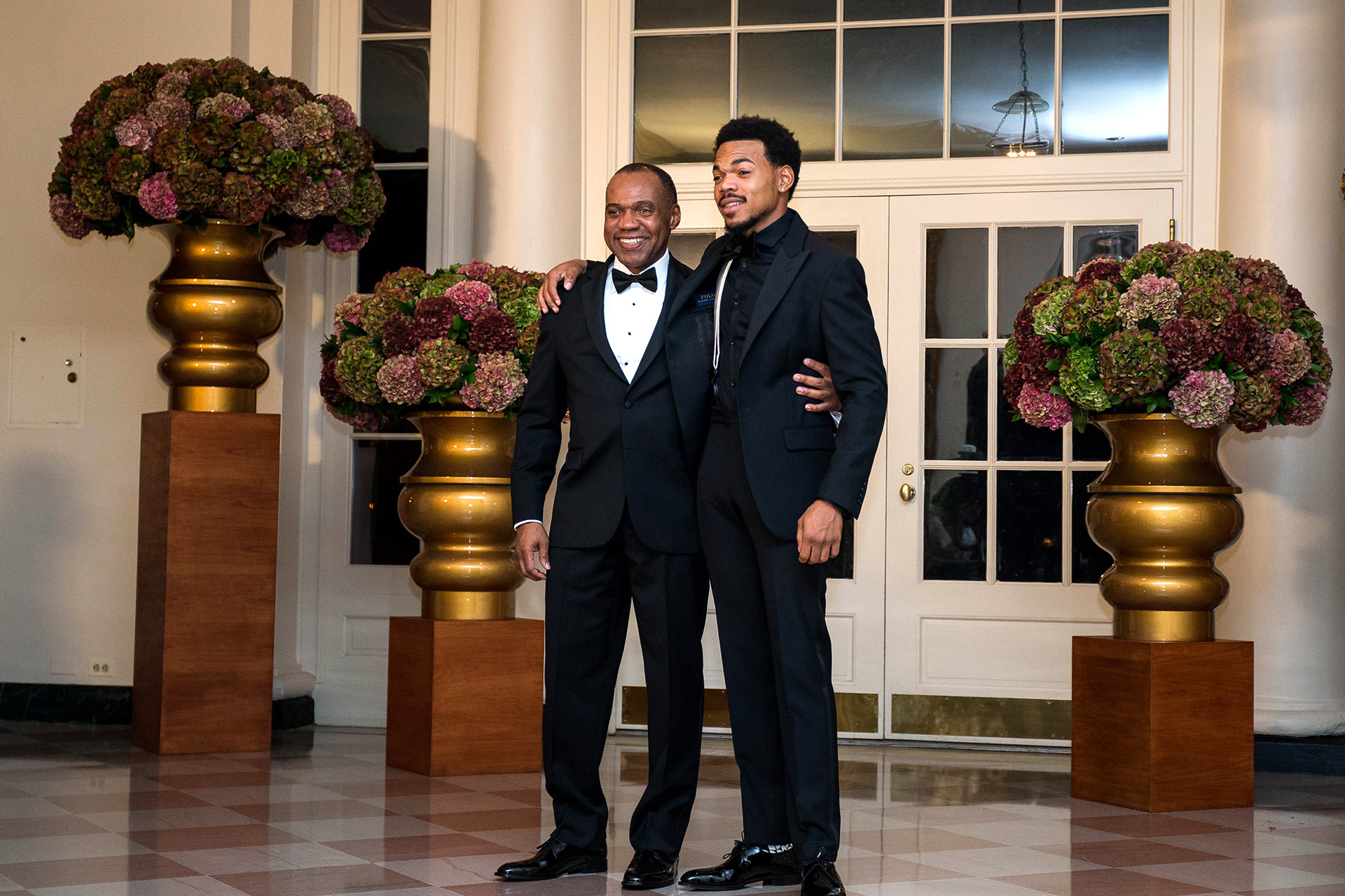Chance the Rapper junto a Kenneth Bennett llegan a la cena de Estado