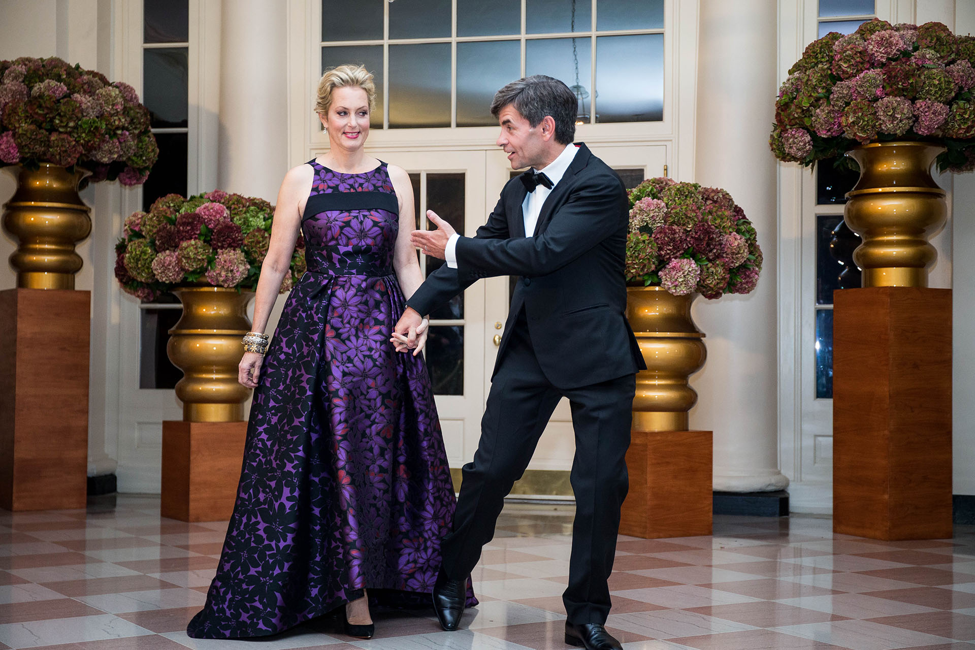 El periodistas de ABC News, George Stephanopoulos junto a la comediante Alexandra Wentworth