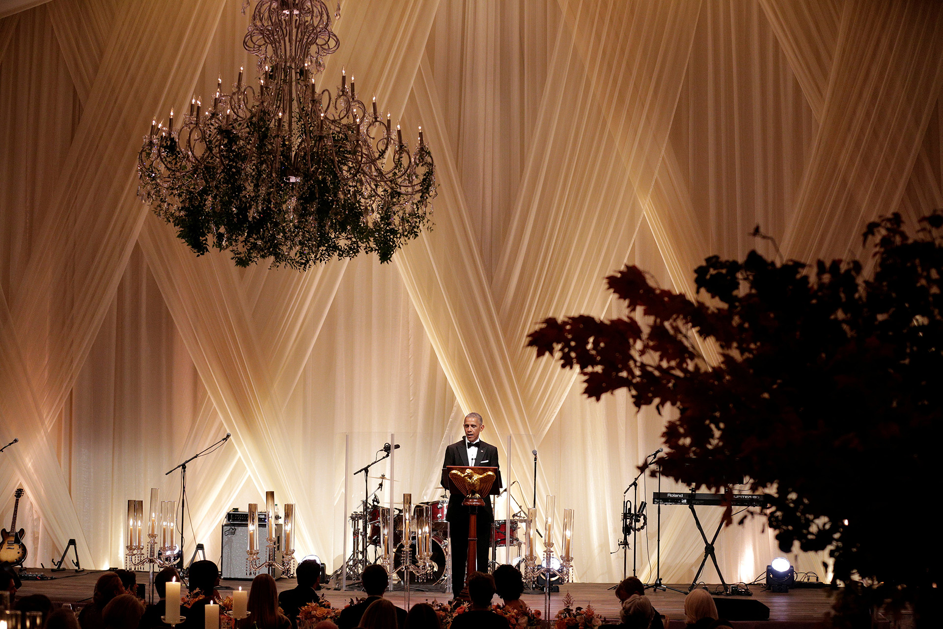 “Nos divertimos tanto la última vez”, indicó Obama sobre la asistencia de Donald Trump a la gala de 2011. Asimismo, se preguntó por qué Trump no habría asistido este año. “Está la sala llena de periodistas, celebridades y cámaras, y dice que no”
