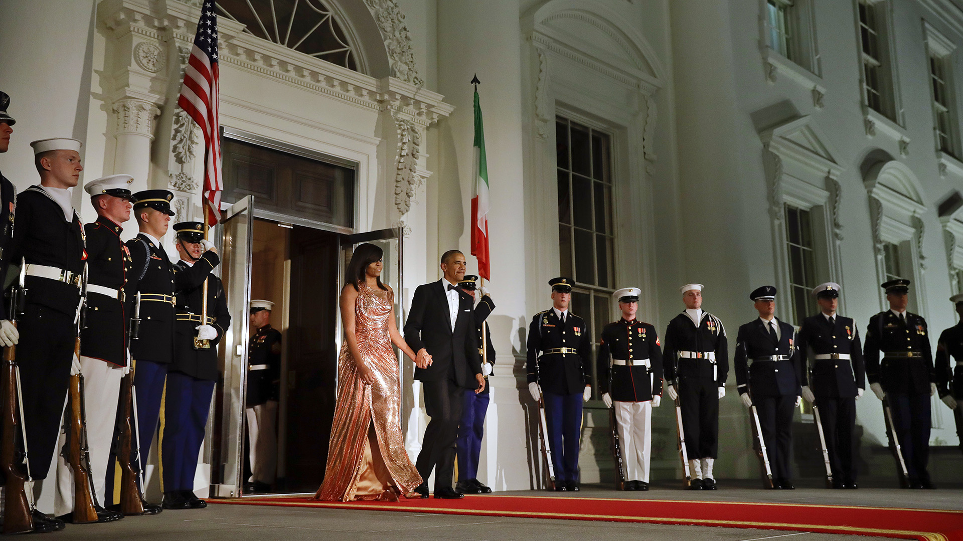 El presidente Obama camina junto a la primera dama hacia la entrada para recibir al mandatario italiano y a su mujer