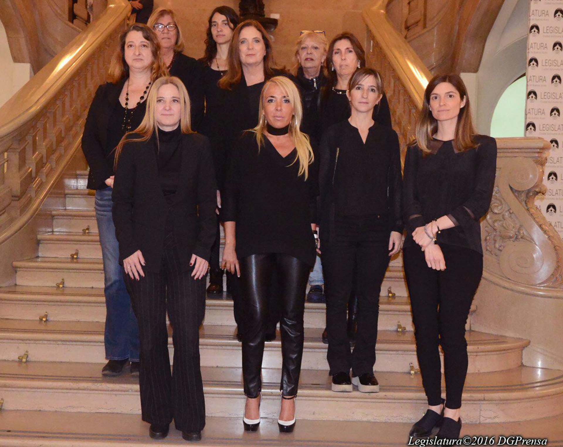 Legisladoras porteñas de distintos bloques se sumaron al #NiUnaMenos y posaron de negro