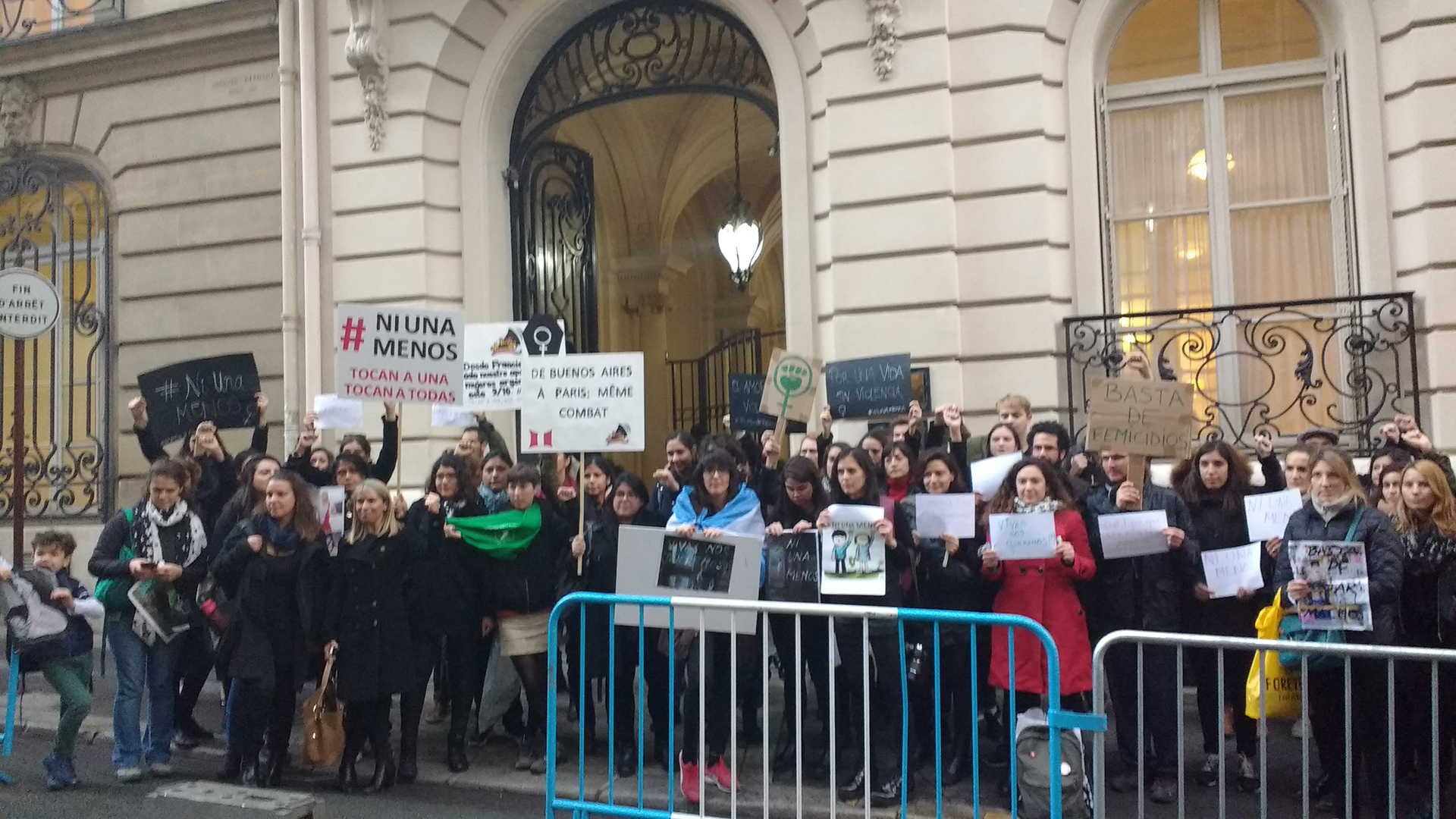 Mujeres argentinas en París se sumaron al #MiércolesNegro (Agustina Ordoqui)