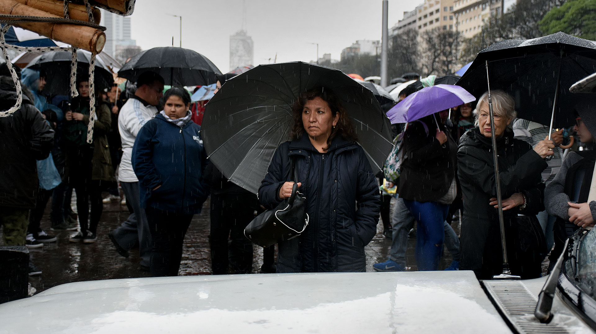 El mal tiempo no impidió que muchas mujeres se acercaran al Obelisco