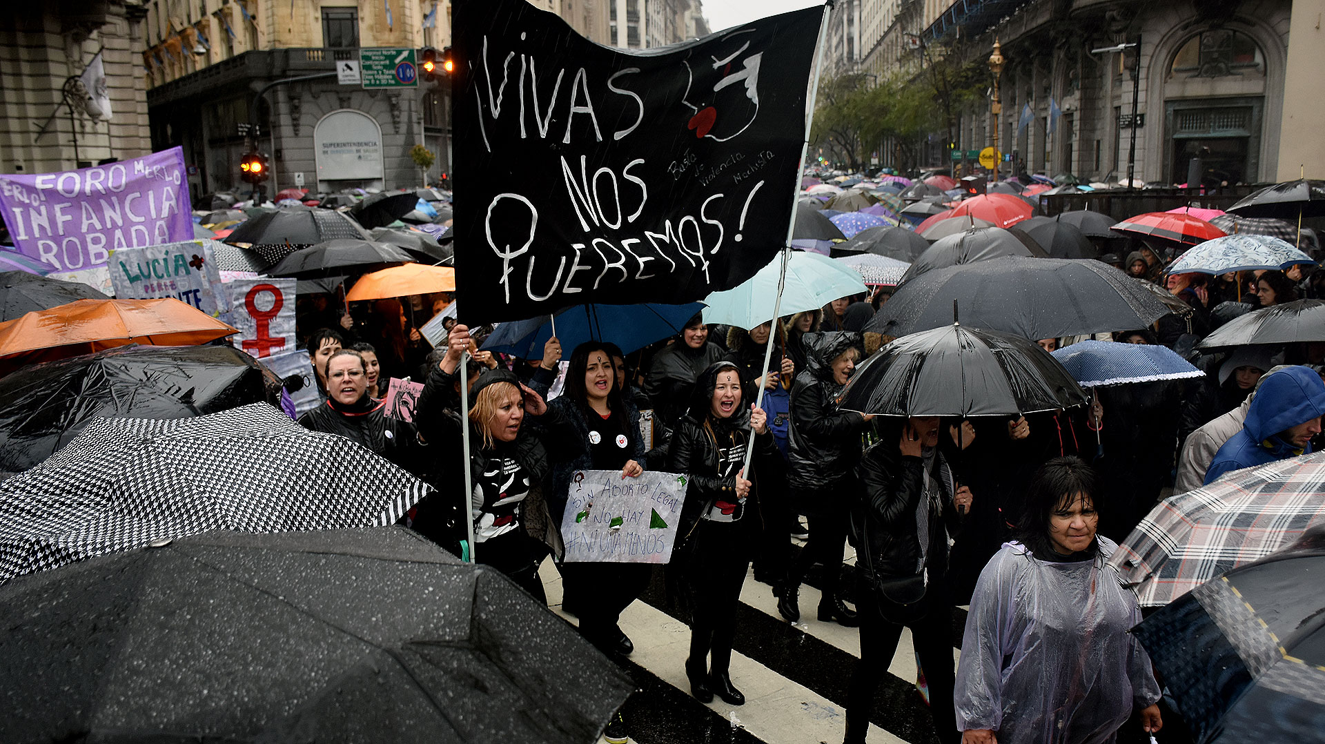 Surgieron nuevas frases virales como #VivasNosQueremos y #MiércolesNegro