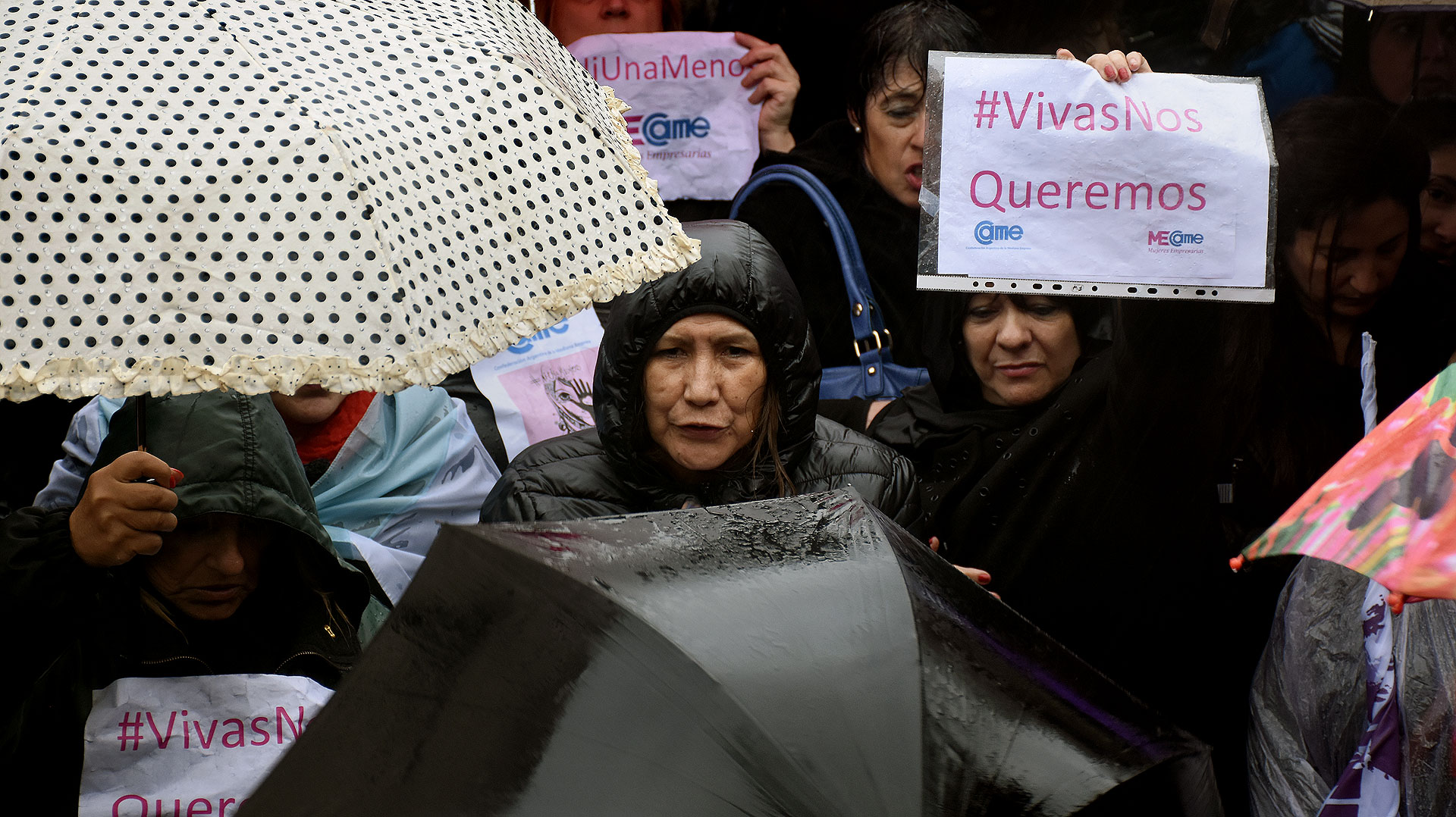 Miles de carteles y panfletos de #NiUnaMenos se destacaron entre los paraguas