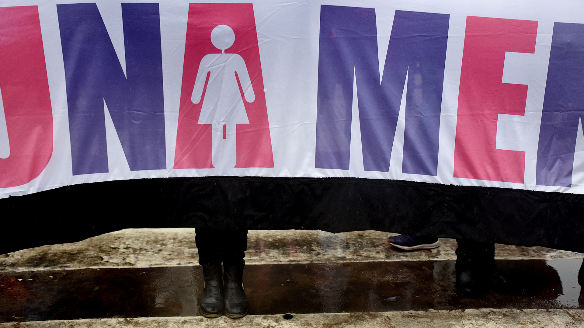 Miles de carteles y panfletos de #NiUnaMenos se destacaron entre los paraguas
