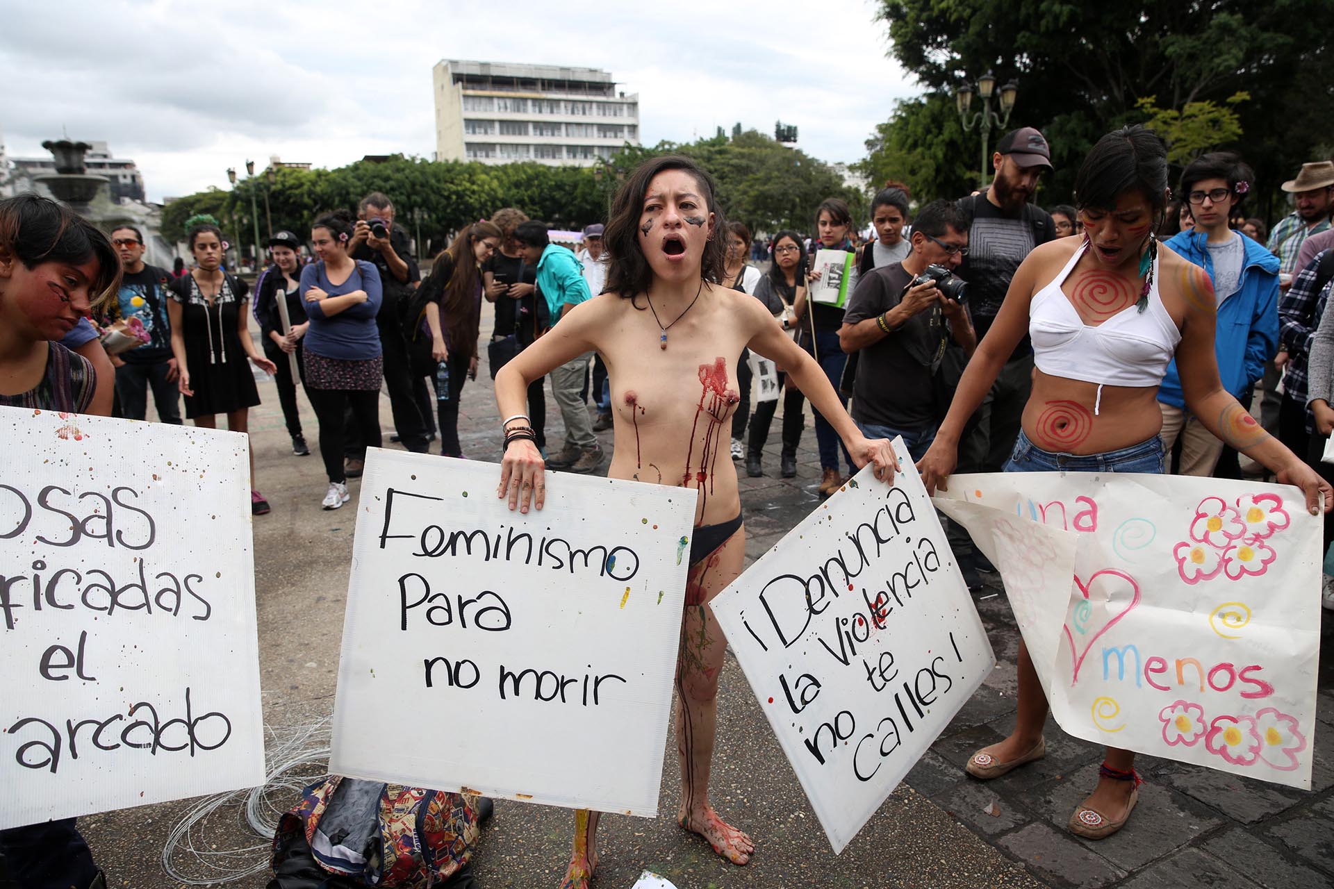 Mujeres se manifestaron desnudas frente a la Casa Rosada y Tribunales 