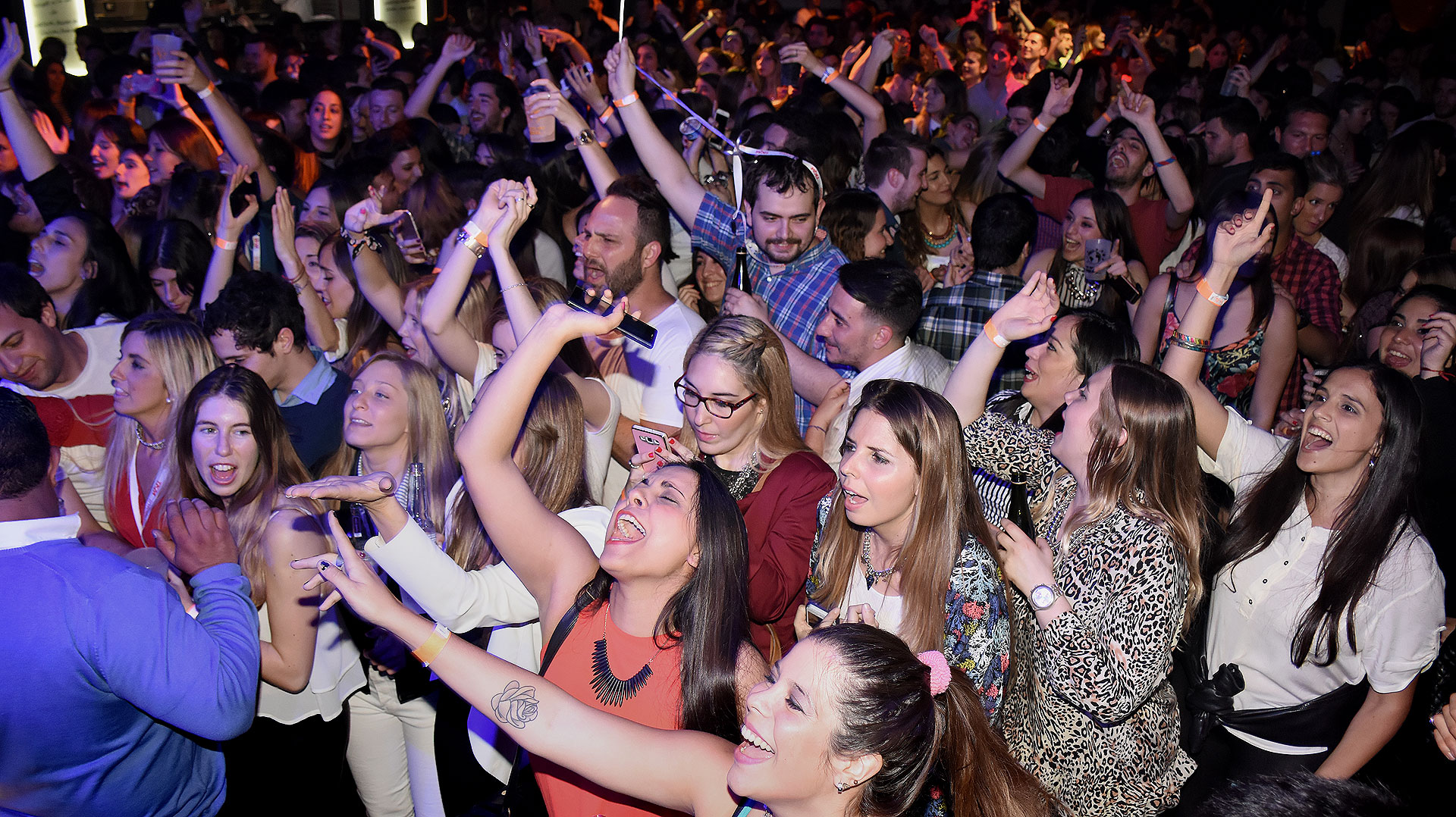 Una multitud cantó y bailó con los distintos shows que duraron hasta la madrugada