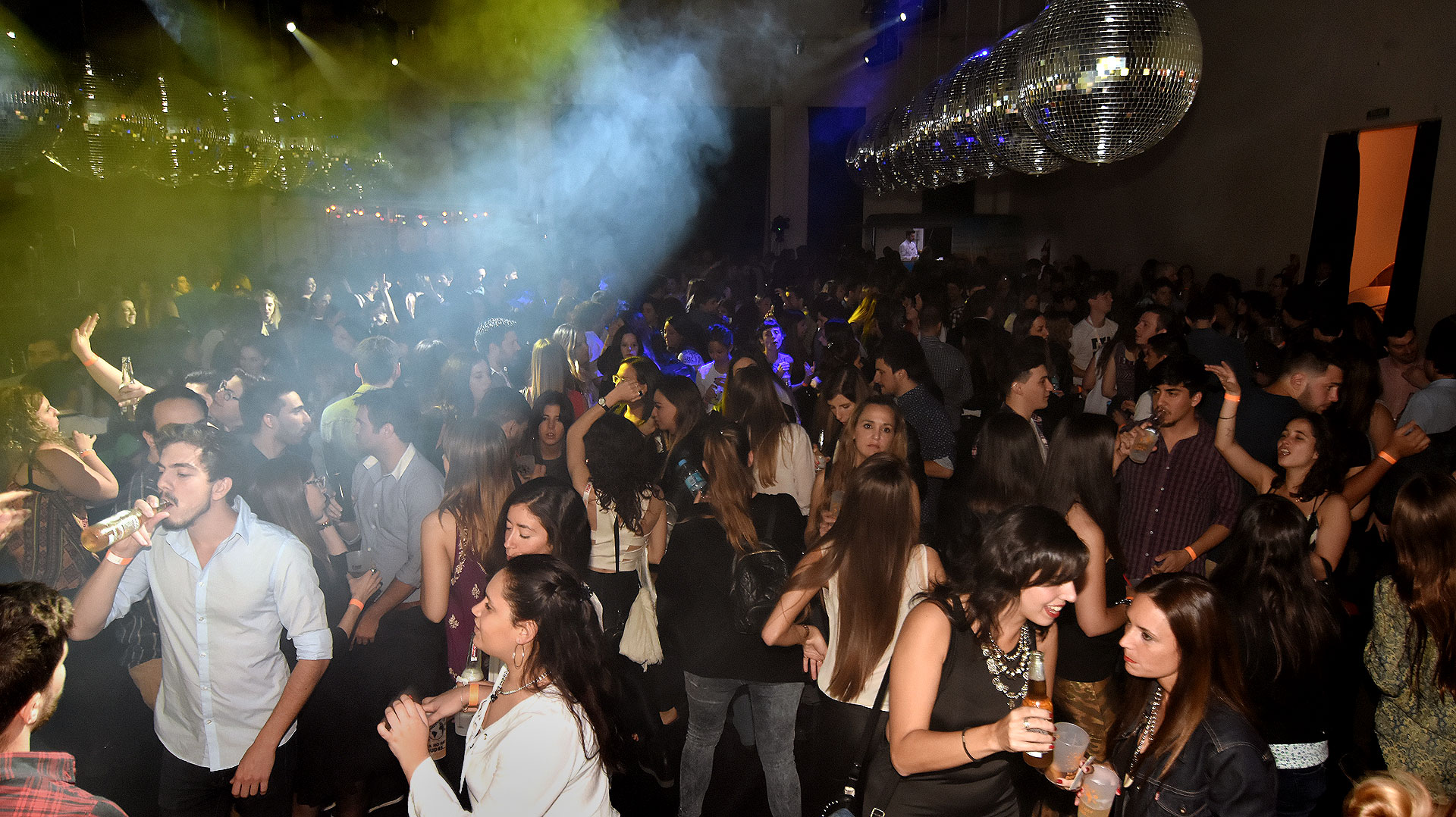 Los invitados en la gran pista de baile