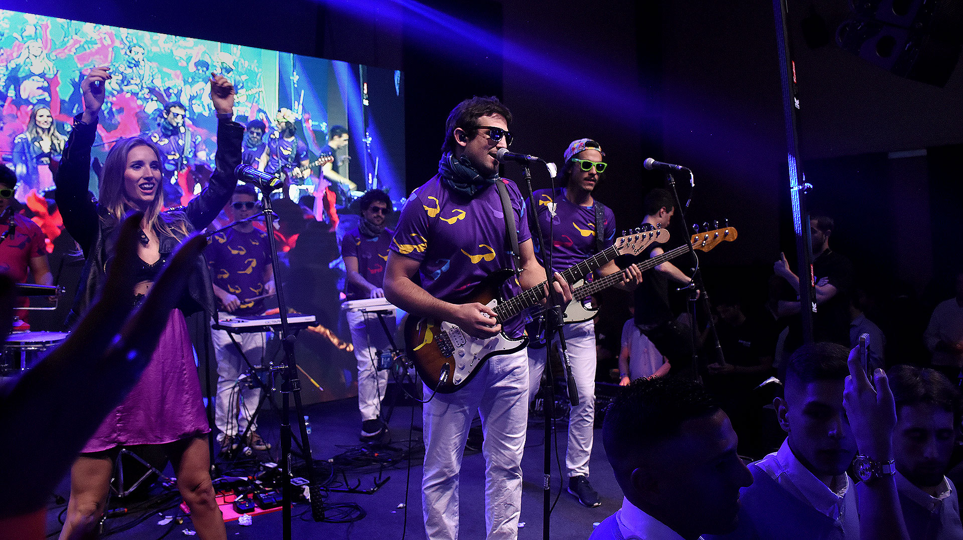 La segunda sorpresa musical de la noche fue la presentación de Los Bonnitos, quienes hicieron cantar y bailar a todos al ritmo de sus éxitos