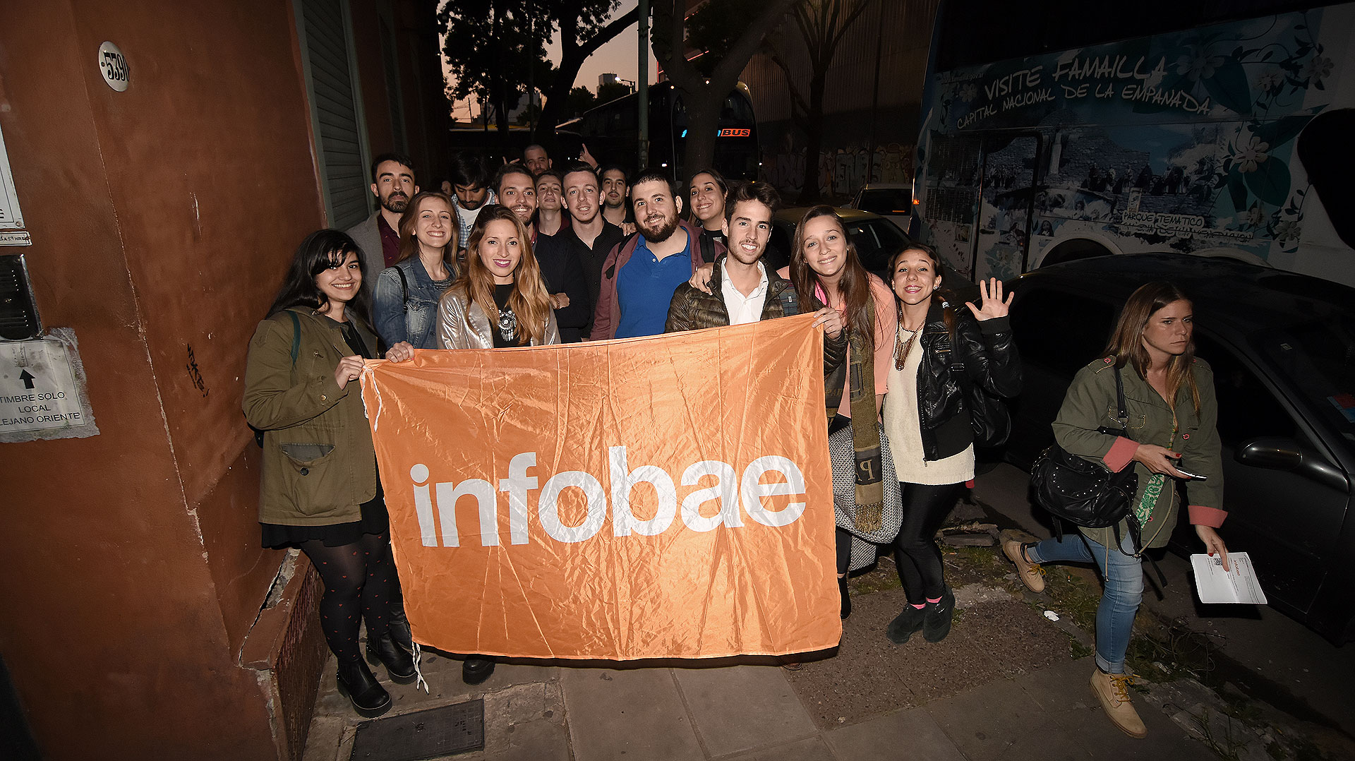 Los invitados antes de ingresar al Infobae Planner Day, el Día del Planificador de Medios creado e Impulsado por Infobae y TKM. Micros Flechabus, con ejecutivos de Infobae, los pasaron a buscar por las agencias