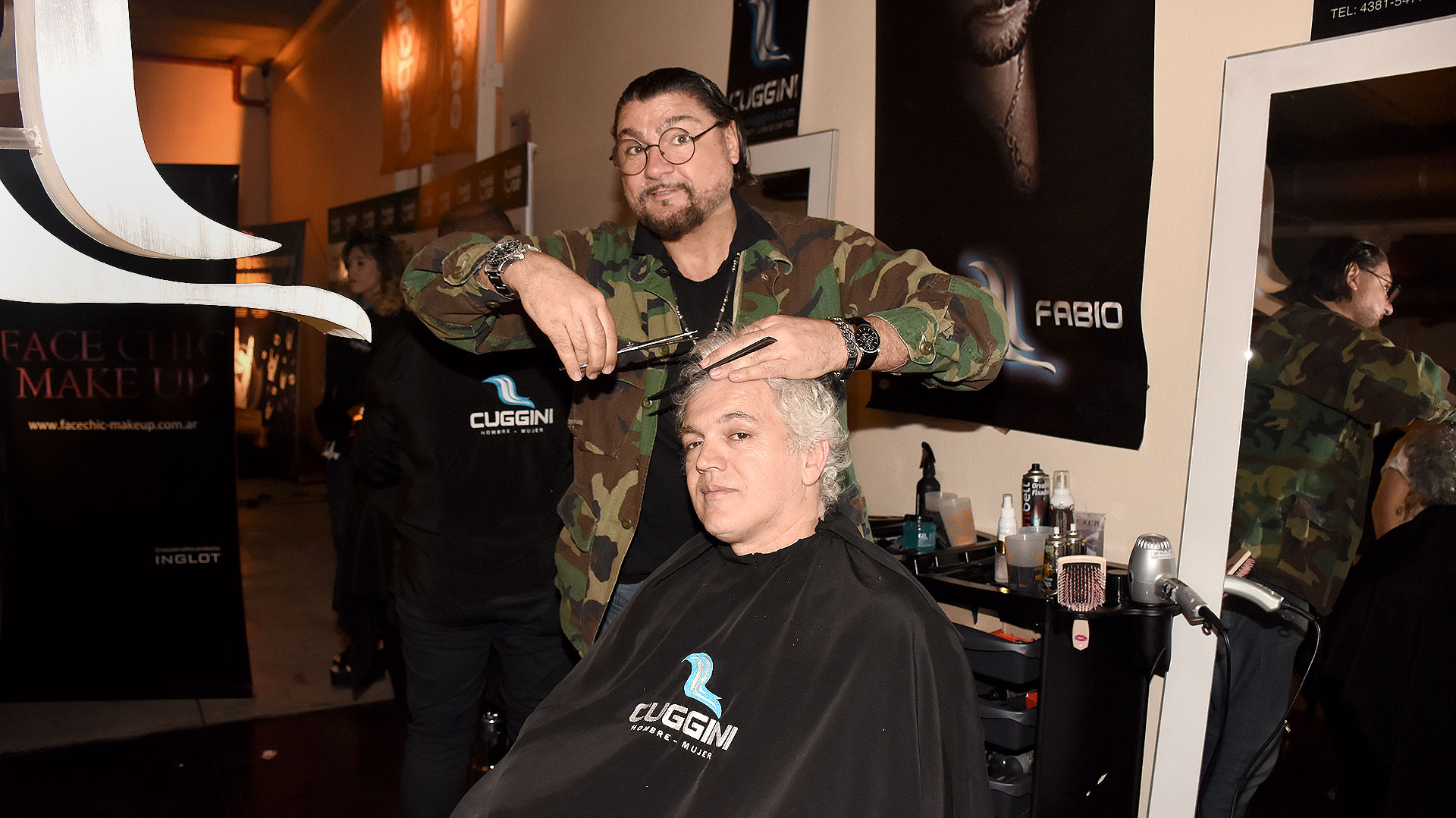 El estilista adelantó cuáles son las nuevas tendencias de la próxima temporada y hasta hizo un corte de pelo en vivo
