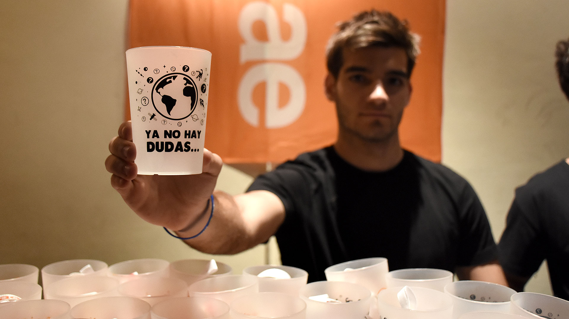 En la entrada, los asistentes recibieron EcoVasos (vasos ecológicos reutilizables) que pudieron escanear con la App CamONAPP, para realizar un juego en realidad aumentada y obtener un regalo sorpresa