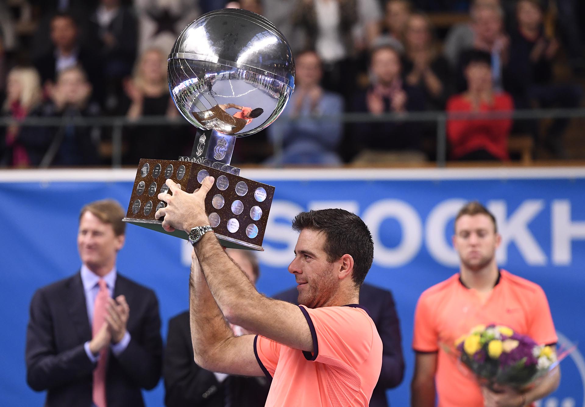 El trofeo y la sensación de sentirse deportista de alto nivel luego de tanto suplicio por sus problemas físicos. Fotos: Reuters – AP – AFP – EFE