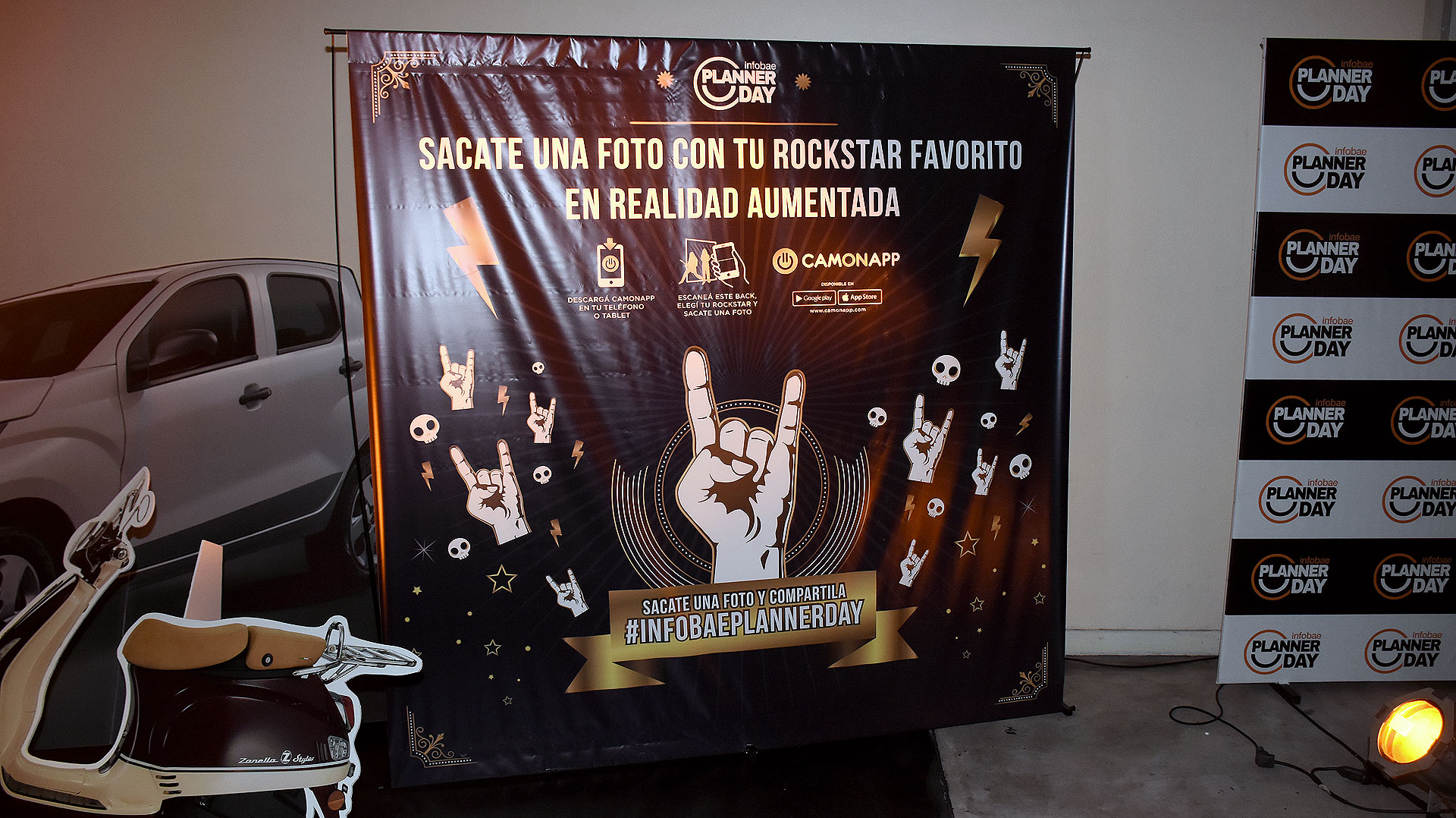 Otra de las divertidas y novedosas sorpresas de la noche fue Rockstars, el banner de realidad aumentada donde los asistentes pudieron sacarse fotos con sus ídolos