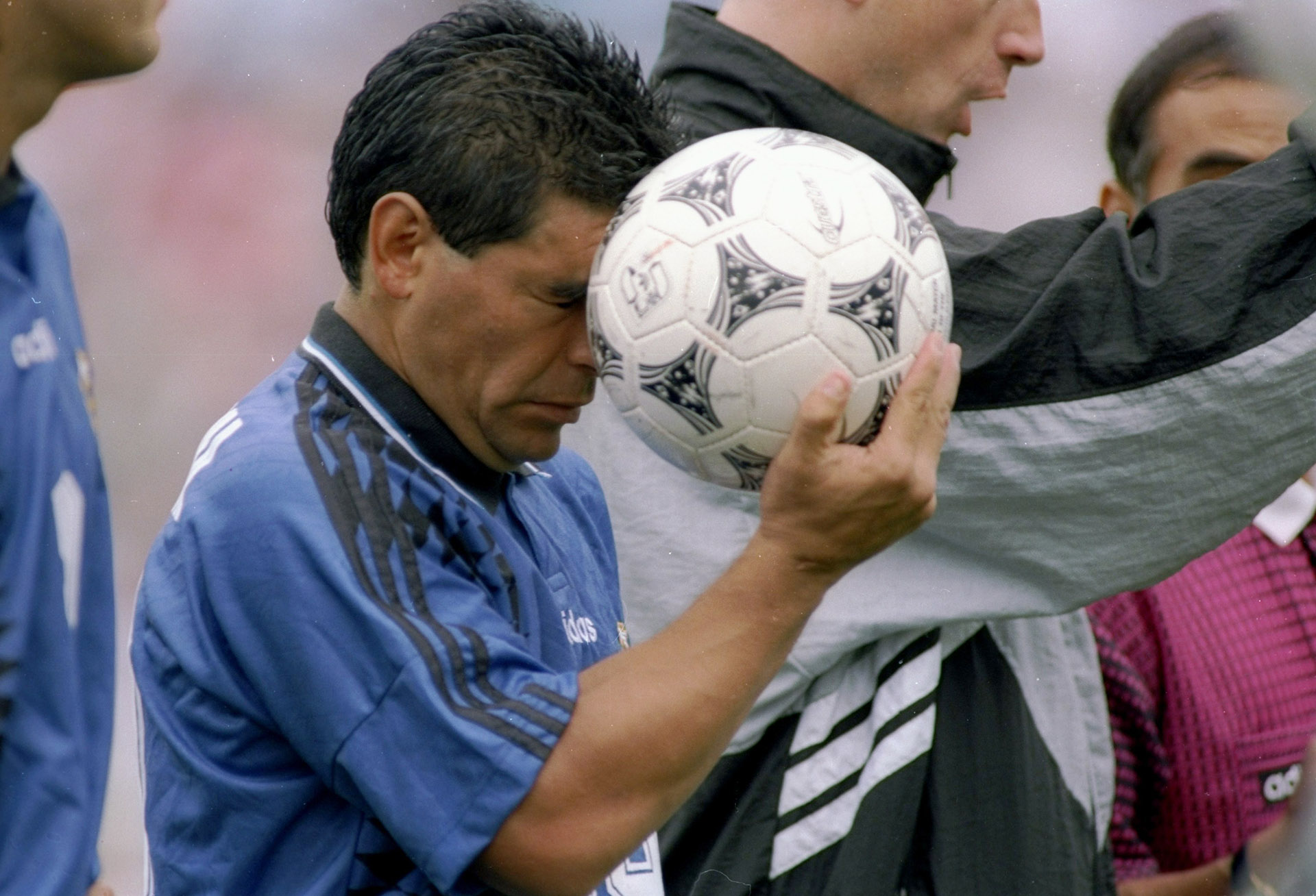 Maradona y la pelota: partido debut de Estados Unidos 1994, ante Grecia (Foto: Simon Bruty /Allsport)
