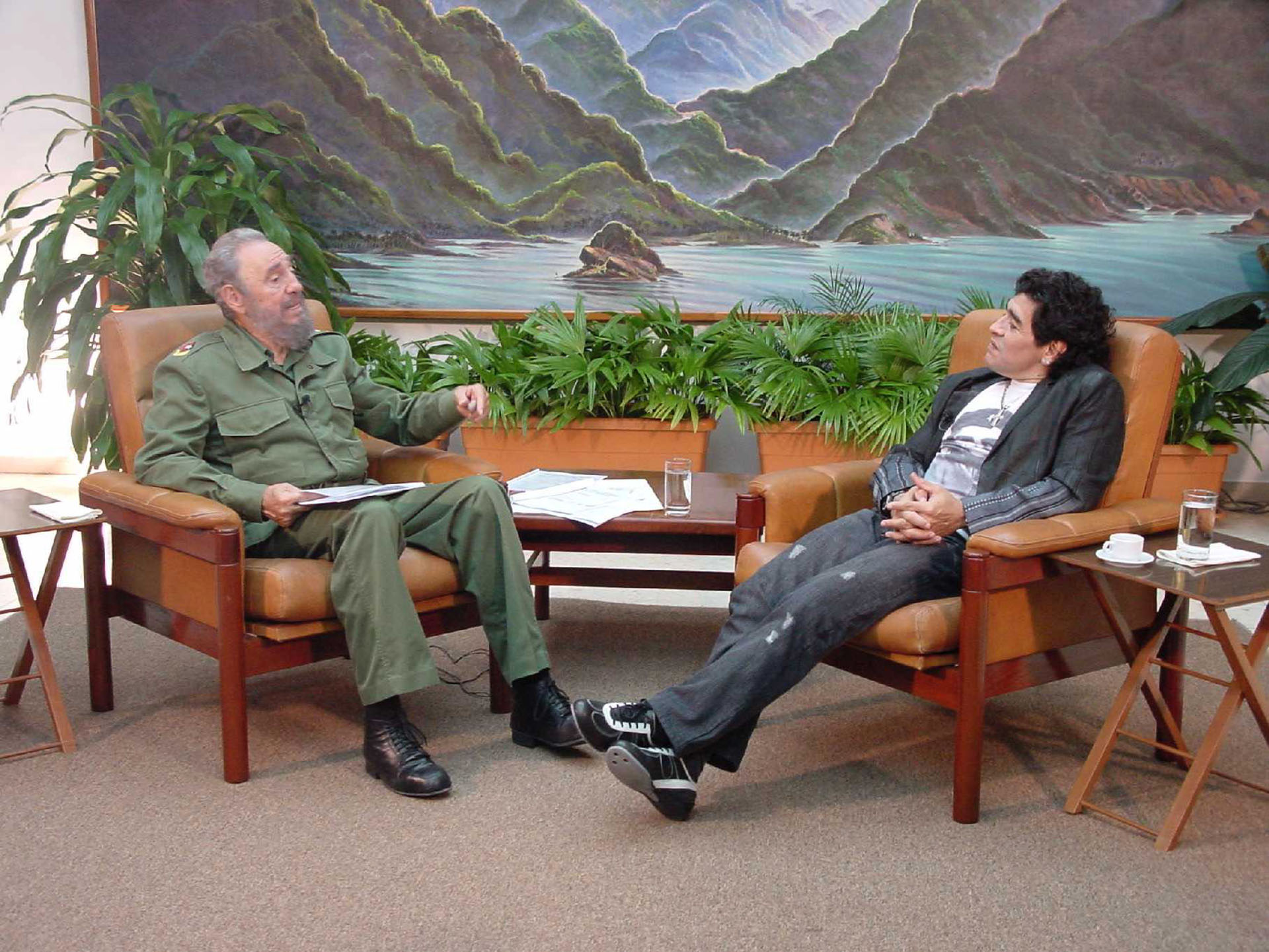 Diego Armando Maradona junto al por entonces mandatario cubano Fidel Castro, durante una entrevista realizada en la Habana