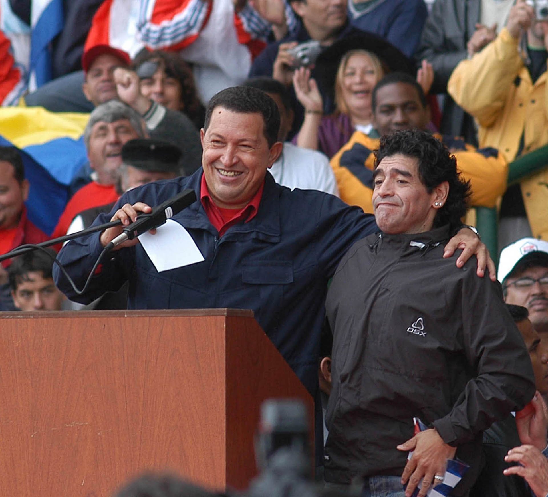 El presidente de Venezuela, Hugo Chávez, junto a Diego Maradona durante la cumbre de los Pueblos en Mar del Plata, Argentina, noviembre del 2005 (Foto NA:agencia )