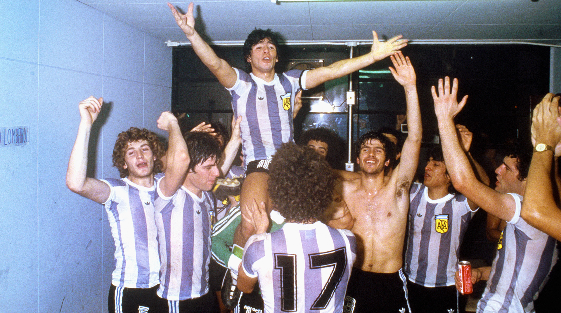 Maradona en andas, celebrando la victoria por 3 a 1 ante Rusia en el mundial juvenil de Tokio 1979