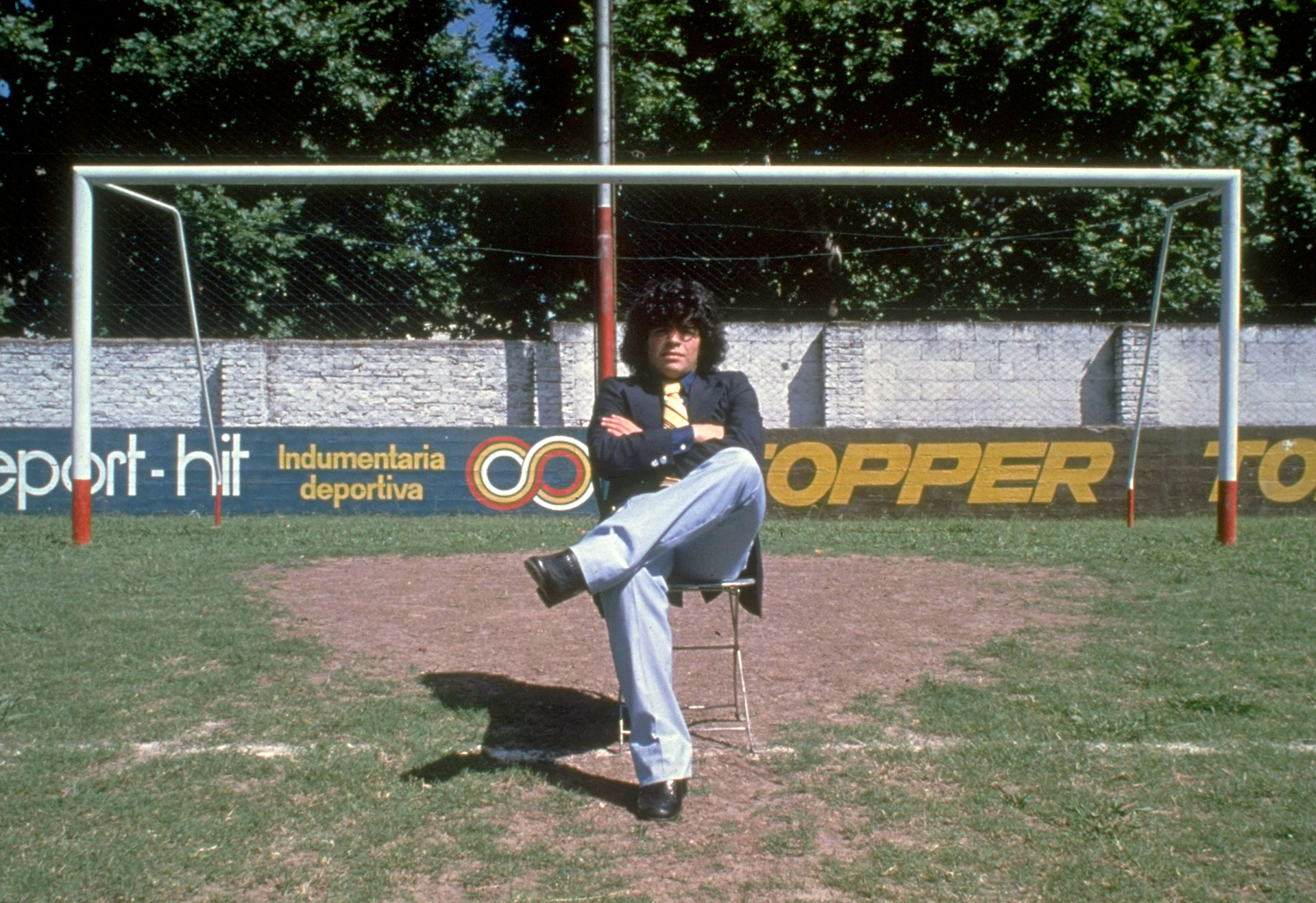 Camisa, corbata y zapatos, para una producción en una cancha de fútbol