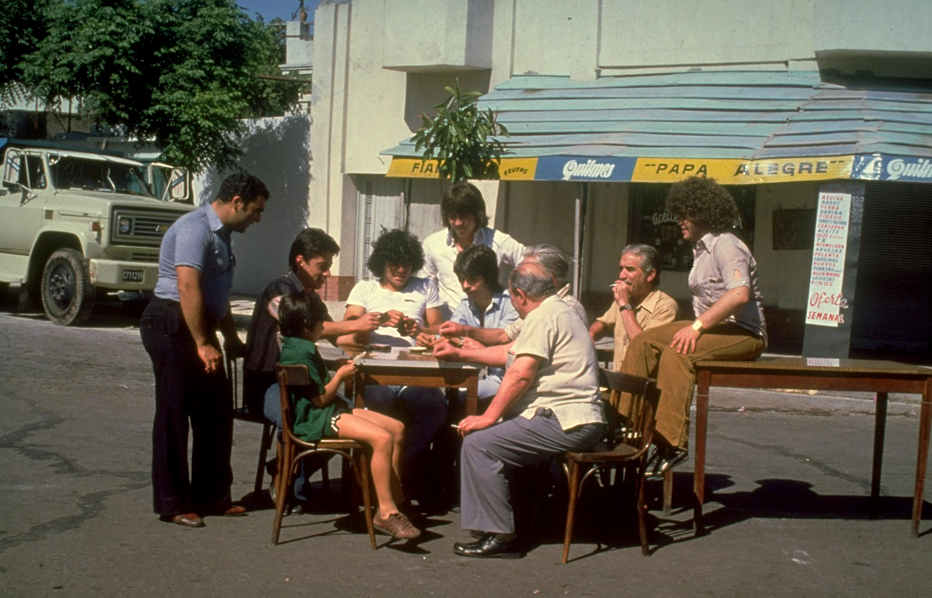 Demostrando su talento con las cartas, en plena calle