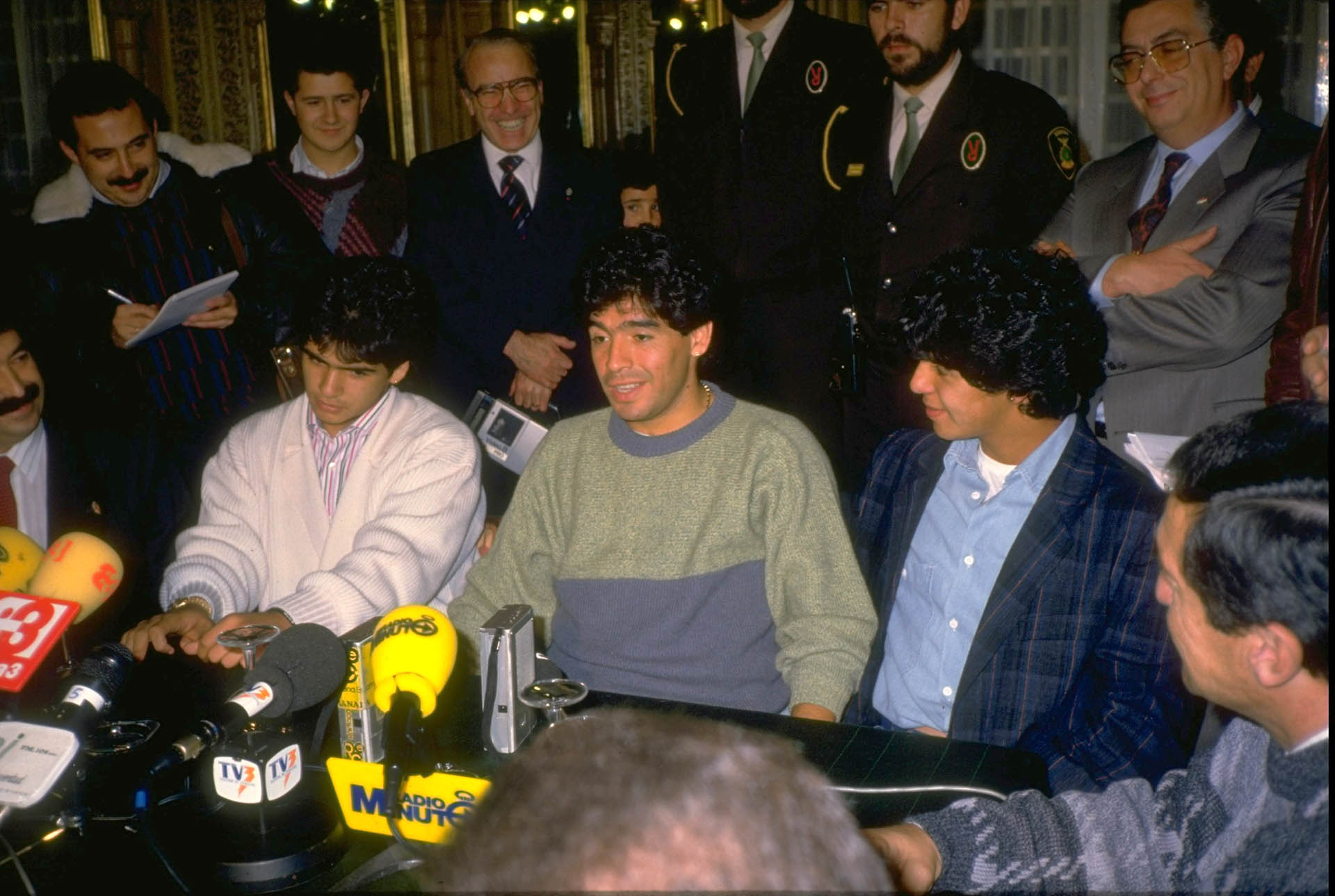 Maradona y una sonrisa grabada en su rostro, durante una conferencia de prensa
