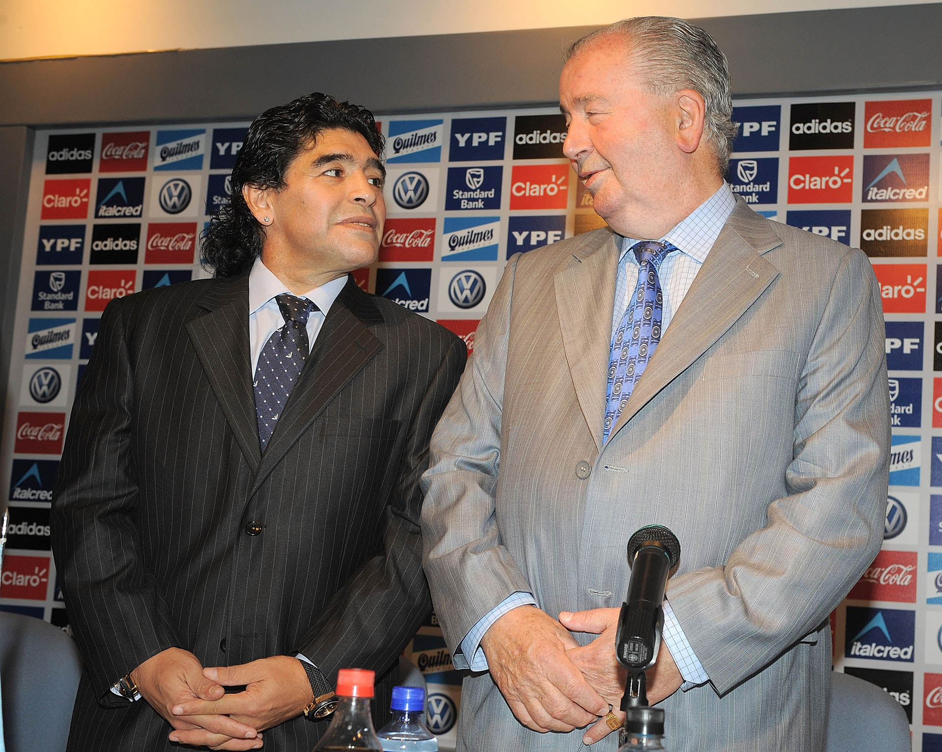 Junto a Julio Humberto Grondona, al ser nombrado como nuevo director técnico de la Selección argentina