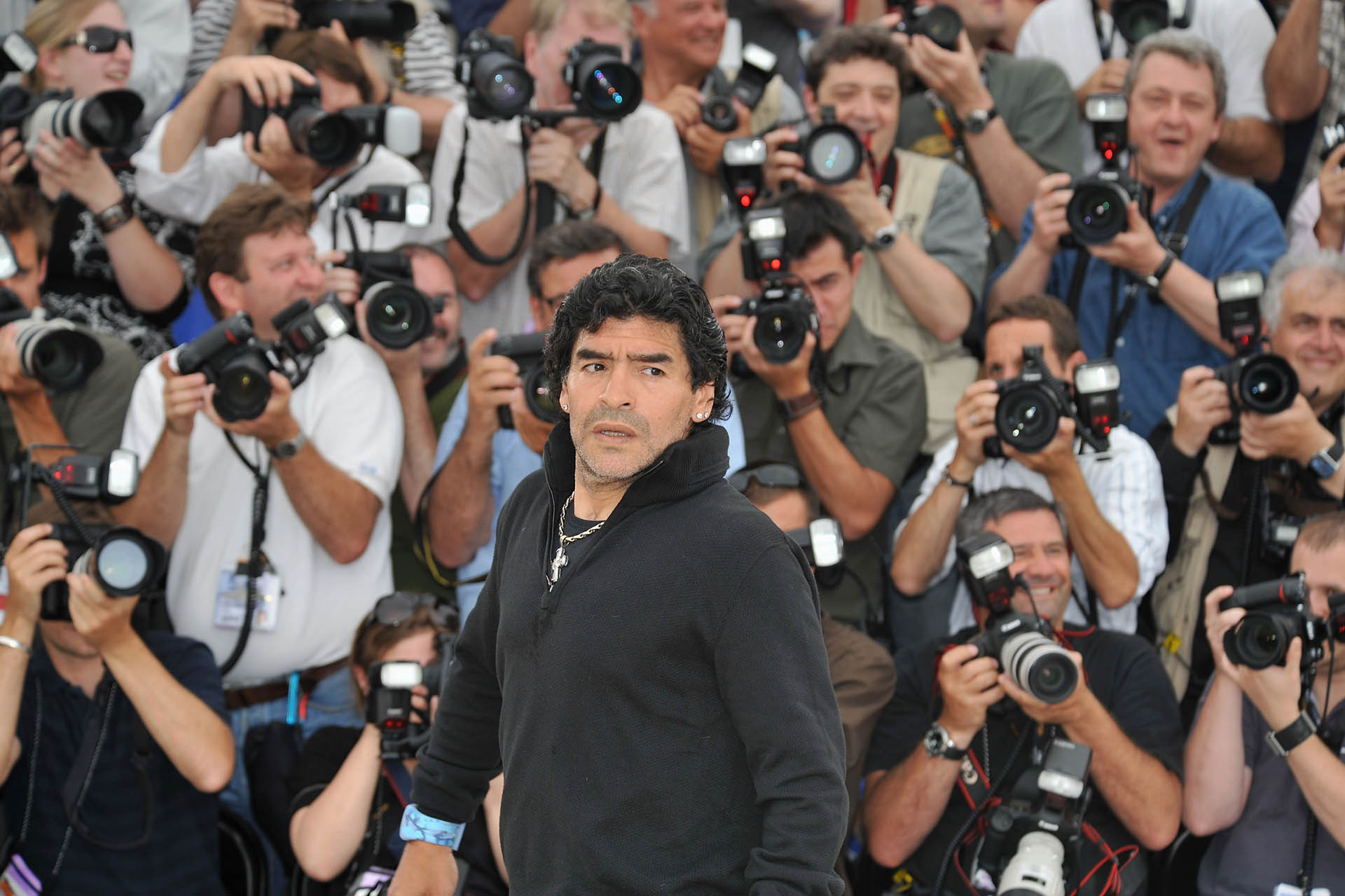 Todos los fotógrafos buscan la mejor foto de Diego Maradona, mientras desfila por la alfombra roja del festival de Cannes
