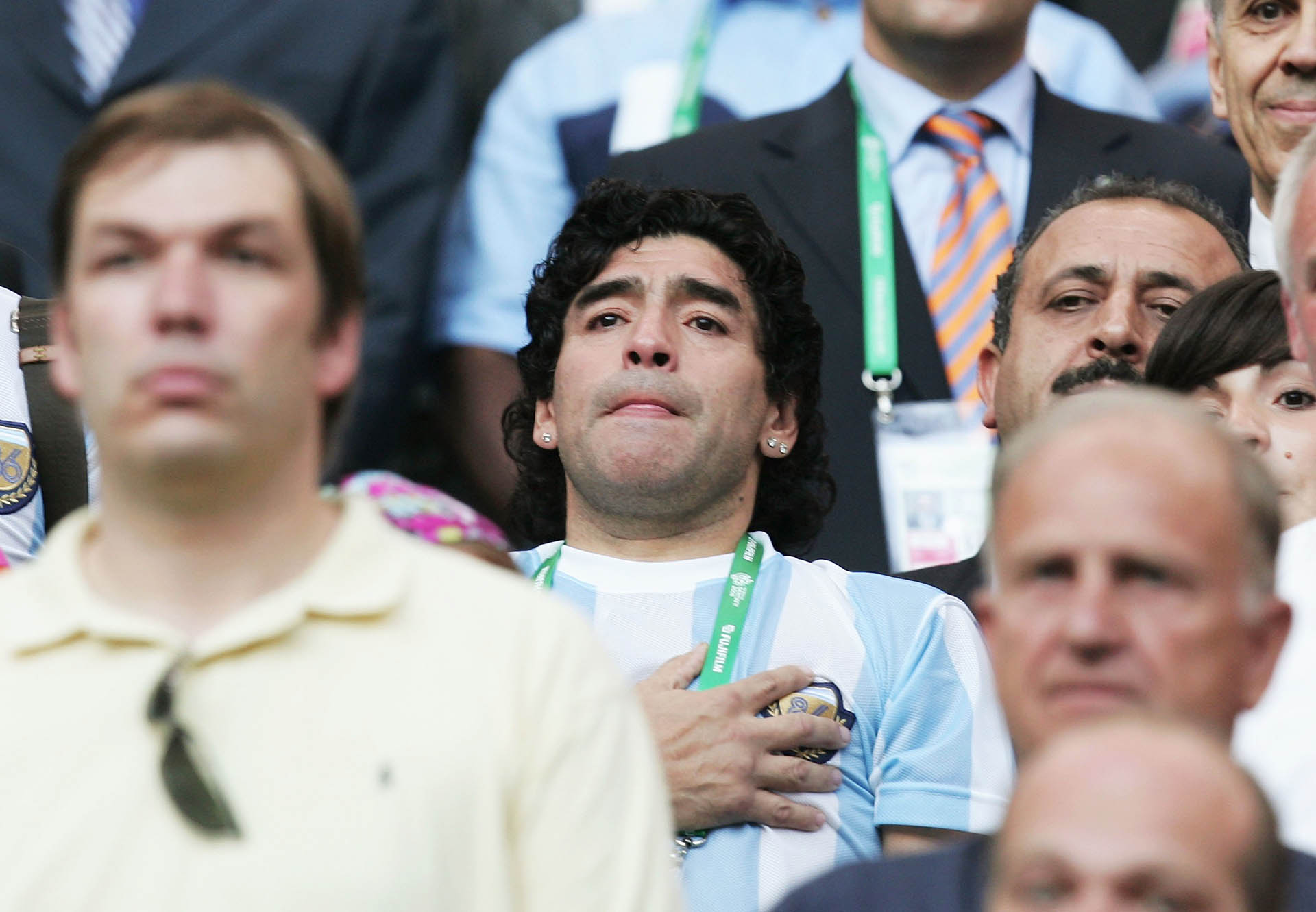 Maradona y su emoción por el himno argentino, durante un partido contra Costa de Marfil en la Copa del Mundo de Alemania 2006