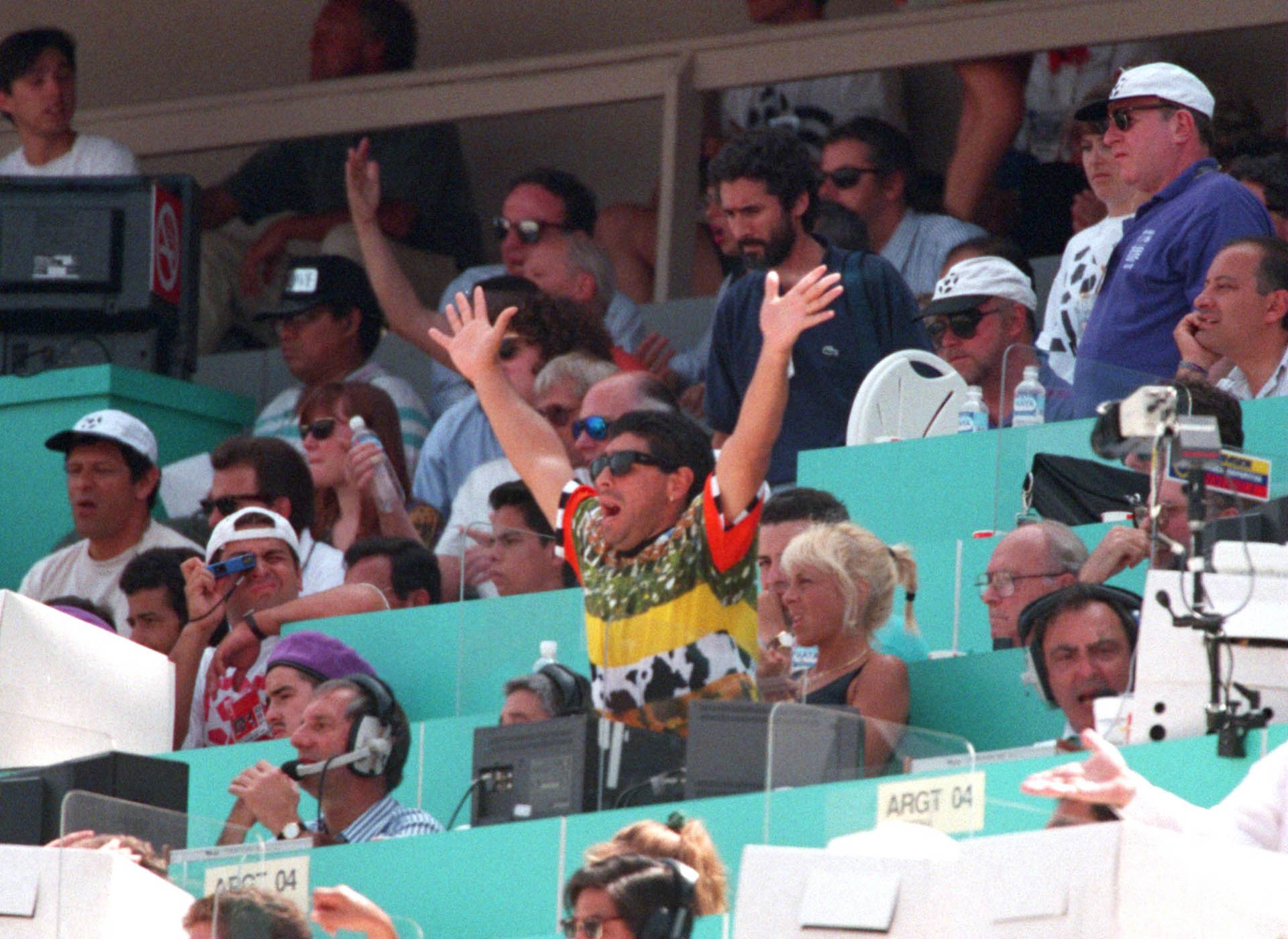 Reclamando un fallo arbitral desde el sector de prensa, durante el partido contra Rumanía en el Mundial de Estados Unidos 1994