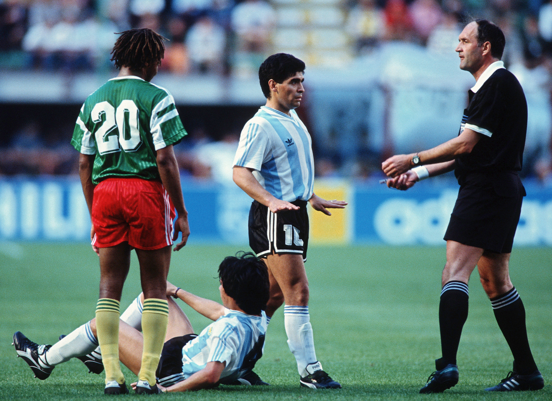 Maradona le pide al árbitro que controle el juego brusco de los cameruneses, en un duelo correspondiente al Grupo B de Italia ’90