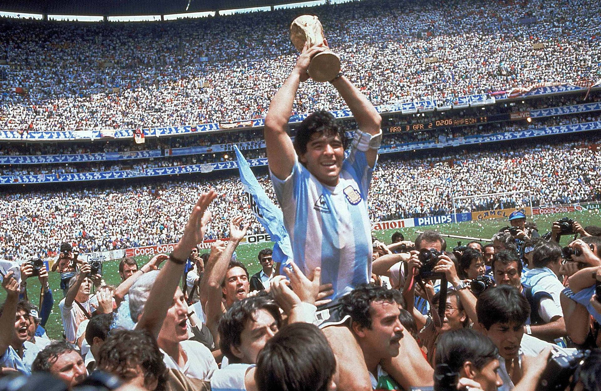 Cumpliendo su sueño y el de todos los argenitnos: levantando la Copa del Mundo en México ’86